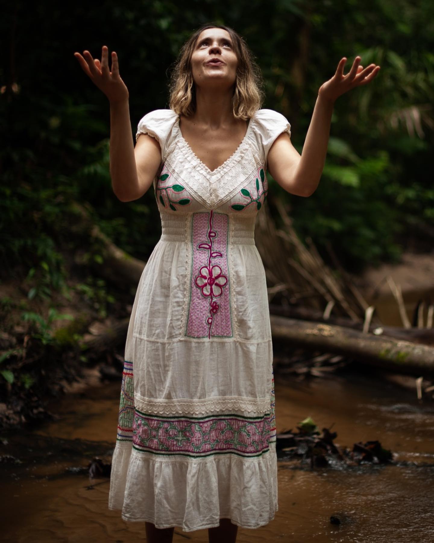 El estudio de las plantas es mucho más que solo racional, la herbolaria tradicional presta atención al espíritu y tecnología sofisticada de las plantas. Ellas tienen mucha más efectividad cuando son tomadas con intención, consciencia y gratitud. En el curanderismo todo tiene consciencia y la comunicación con el cuerpo, los elementos, las plantas y animales es tan o hasta más necesaria para la sanacion que el simple hecho de ingerir algún remedio. La reciprocidad con la tierra también juega un papel importante, pero al final lo que más importa es la honestidad con nuestras propias intenciones, con las plantas, la naturaleza, y con la creación. ✨ 🌿 🔥 🪵 🌚
Por ahora PachaMagic cuenta con sus últimas pociones en stock solamente en @cacaoteria_ajijic y tendrá más y nuevas pociones para el mes de Julio también para venta online.
Quisiera agradecer a todas las personas que han apoyado este proyecto, un proyecto que ha ido de la mano con mi propia sanacion, un estudio profundo y experiencial de la naturaleza y del espíritu de las plantas y propio.
El mensaje de PachaMagic está en su nombre “La magia de la Tierra”
Cuando tomes estos extractos o cualquier otra planta o alimento como remedio recuerda que no solo estas tomando un remedio, estas tomando un sacramento. La mente occidental no está acostumbrada a ver el espíritu que está en todo, pero tan solo es una práctica. Darnos un momento sagrado con al menos un sorbo de agua, un respiro, una mirada al cielo o a nuestras propias manos 🙌🏼 todo es sagrado, que este momento sea para la sanacion.
🤍🌿🌸✨🌬⛰🌿
📷: @catbk_
📍: @kushiayahuasca
Irake a los pueblos Shipibo de la región Amazónica, a las familias que comparten su conocimiento ancestral, a mi amigo Wexa Metsa que no tiene Instagram pero sí tiene IG de su centro/escuela cósmica y medicina Kushi Ayahuasca Healing Center. Irake a toda su familia 🙌🏼 a las plantas, a la selva, a sus espíritus y protectores Chaikoni 🙇♀️
Kushi sama 🌿 Kushi medicina 🤍