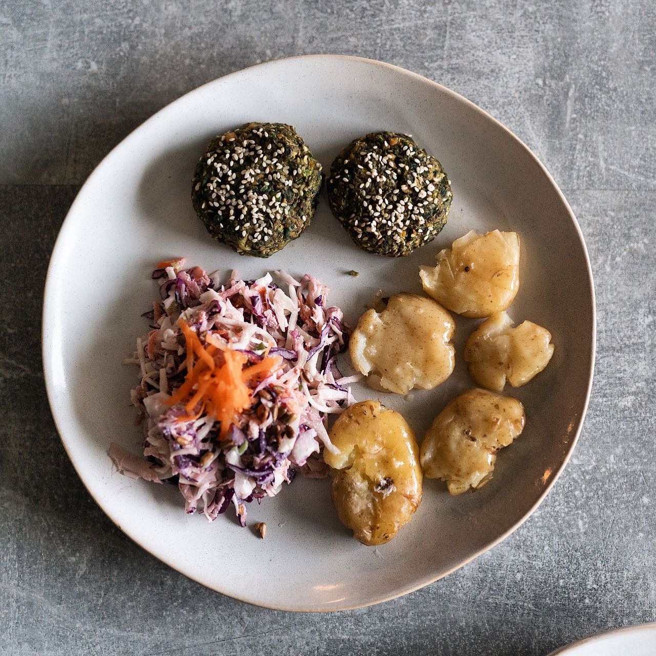 ๐ฑ๐
Green Burger Patty, โSmashedโ Baked Potatoes, Superslaw with home-made vegan mayo ๐ฑ๐
๐ธ by @iamtimchung
