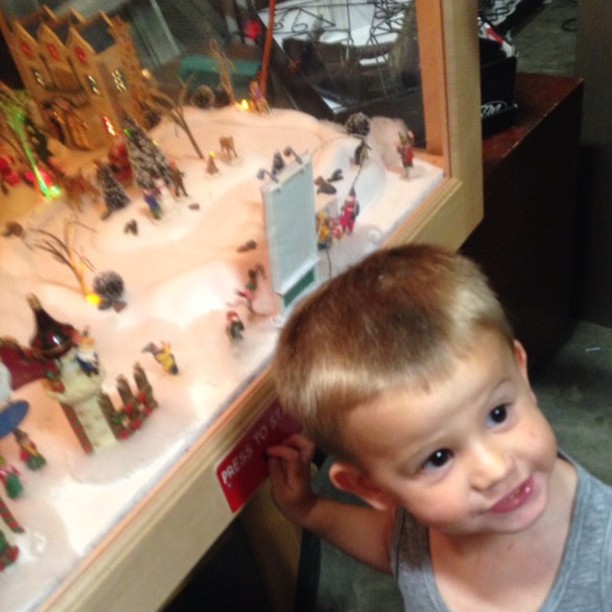 Little WORLD Charity. Press the button to get a free smile.