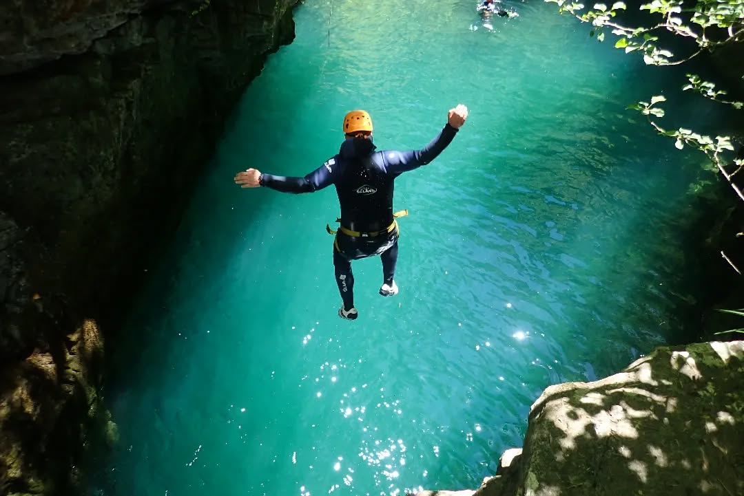🌞Sol, agua y roca. Ainsa paraíso del barranquismo.
La primavera tiene esa magia en la que los barrancos se encuentran en todo su explendor.
📍Ainsa, Huesca
#ainsa #ordesa #ordesanationalpark #pyreneeen #huescalamagia #aragon #pirineos #huesca #boltaña #mendia