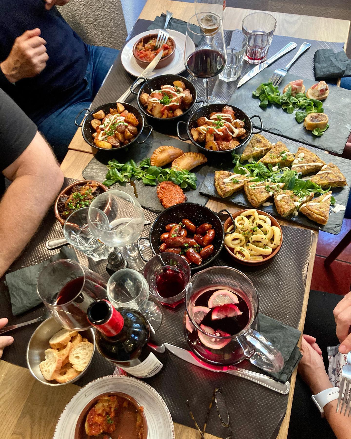 #tapas #convivialité #gourmand #cuisineespagnole #sangria #tortilla #chorizo #patatasbravas #reims #ruedujard #cuisinemaison #reimstagram #picadore