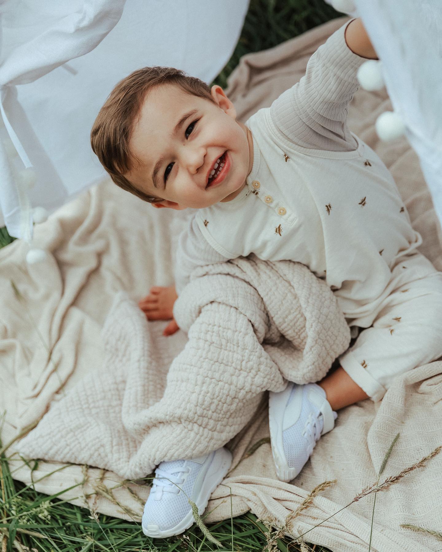 Daniel du kleiner Sonnenschein ☀️ unser Herz geht jedes Mal auf wenn wir dein süßes Lachen sehen. Und meine kleine Tochter ist ganz verliebt in dich. Ich sehe euch schon vor dem Traualtar 🥰 oder was sagst du @vaniaroesch ? 😉🧡