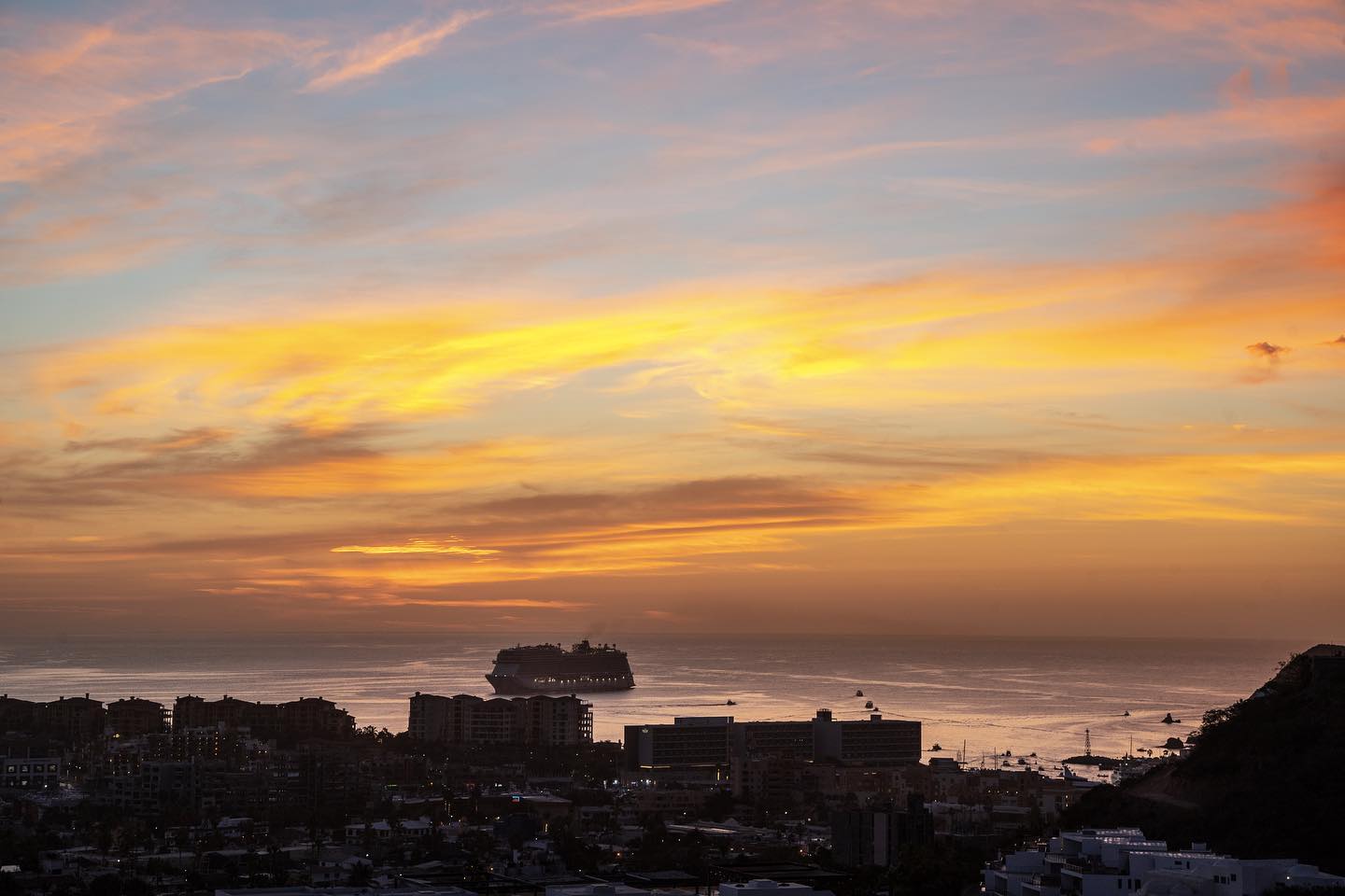 Stunning sunrise views 🌅
.
.
.
.
#castilloblarneyinn #cabosanlucas #cabo #loscabos #sunrise #boutiquehotel #cabolife
📸: @celinerussophotography