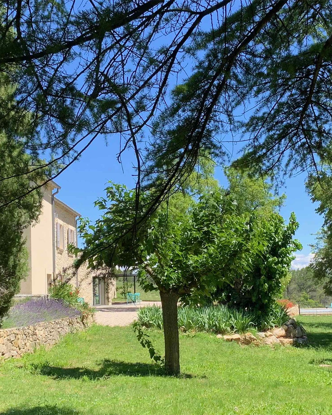 🤫Chut ! c’est ici est d’abord un lieu : un lieu unique aux portes d’Aix en Provence, dans un domaine de 50Ha, au cœur du Massif de la Sainte Victoire.
Chut ! c’est ici est un nom : Chut… au milieu de nulle part, mais si proche de la vie
C’est ici… bien sûr ! Vous êtes arrivés à la bonne destination !
Chut ! c’est ici est 3 chambres spacieuses, décorées sobrement et élégantes, dans une bâtisse du XVIIIème siècle, rénovée, qui associe le charme de l’ancien et le confort actuel.
Chut ! c’est ici est un espace piscine, mélangeant le bleu de l’eau et du ciel avec le vert de la nature ; des petits déjeuners à l’ombre de l’amandier ou de la pergola avec des produits frais et pour la plupart faits maison.
Chut ! c’est ici est un carrefour touristique permettant de rayonner partout en Provence, du Verdon en passant par Luberon au massif de la Sainte Baume, de Marseille à Avignon.
Chut ! c’est ici est une famille, ravie de vous accueillir et vous faire découvrir les trésors cachés de Provence si vous le souhaitez
Chut ! c’est ici est enfin la certitude d’un séjour détente, tout en profitant d’une multitude d’activités touristiques et sportives autour de la maison
#maisonhotes #vacancesenfrance #weekend #aixenprovence