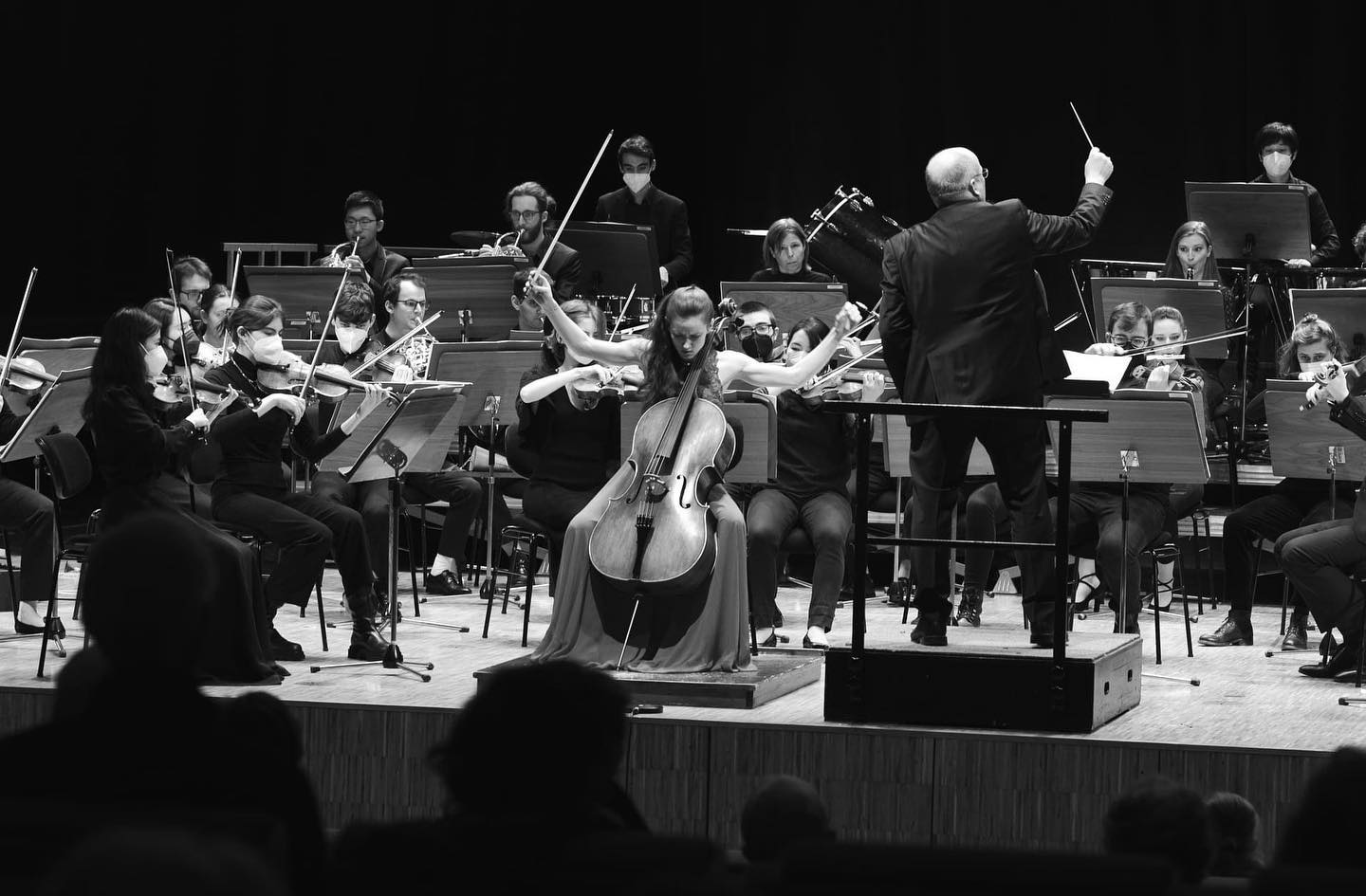#passion #lovemusic #ghostisplayingcello😅👻 #cellists #orchestra #playingcello #blackandwhitephotography #thankyousomuch❤️ @queyrasjg