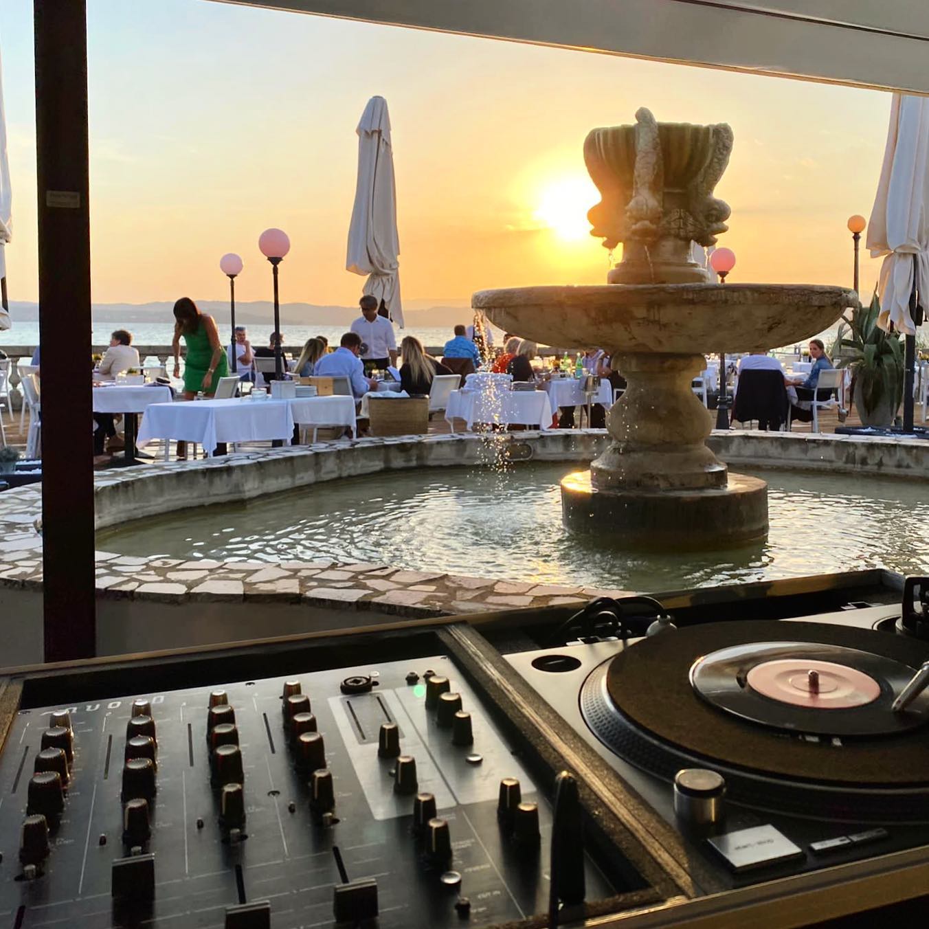 Quando la cena è accompagnata da buona musica 🎵
#villapioppi #villapioppihotel #villapioppirestaurant #villapioppipizzeria #sirmione #gardalake