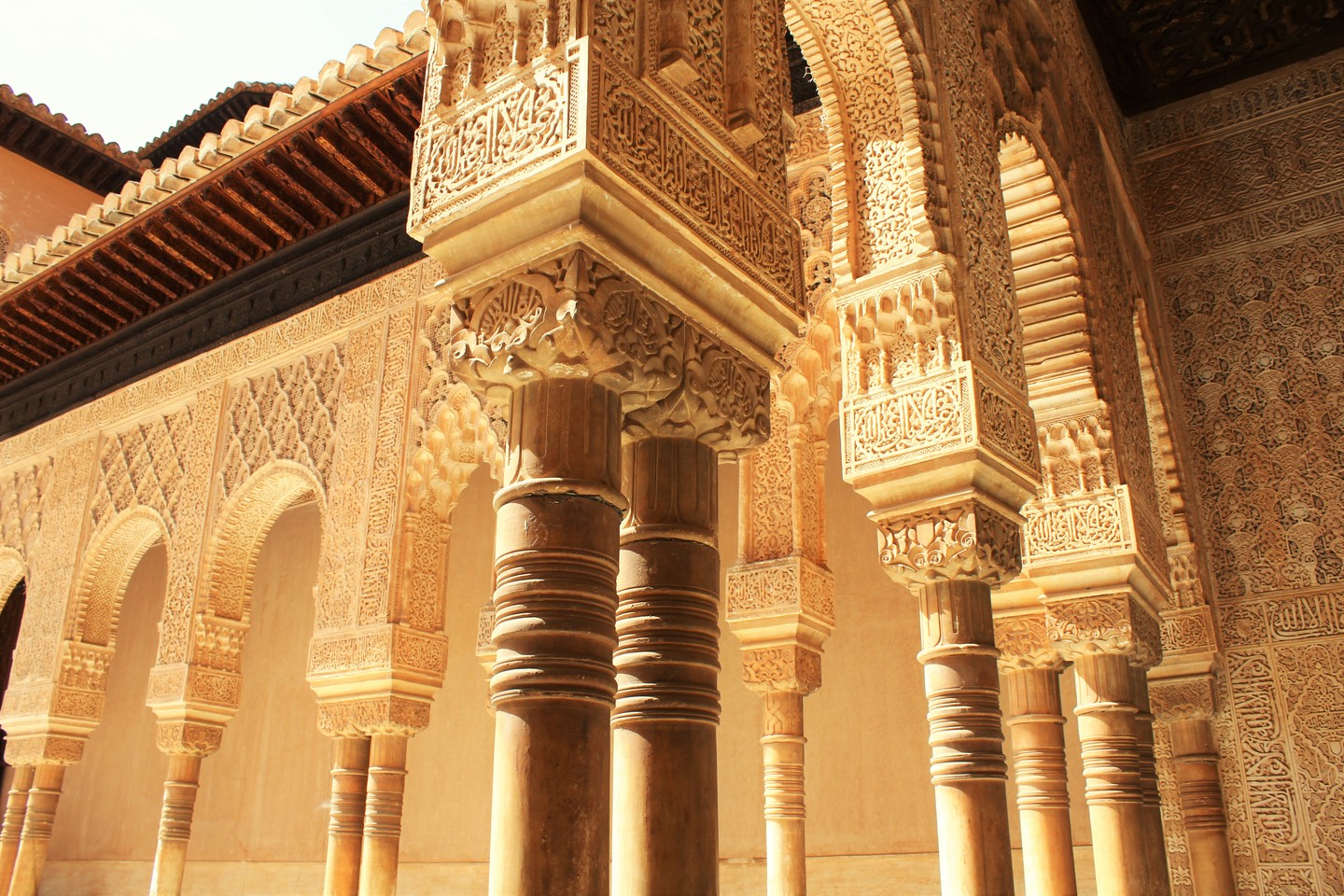 Alhambra- Die Alhambra ist eine Stadtburg auf einem Hügel in Granada. Sie ist die meistbesuchte Touristenattraktion Europas und seit 1984 Weltkulturerbe. Innerhalb der Mauern befinden sich eine Vielzahl von Gebäuden und Gärten aus verschiedenen Epochen der Geschichte. Der wichtige Nasridenpalast im maurischen Stil beherbergt bedeutende Beispiele islamischer Kunst. Insbesondere die unendliche Menge an feinen und filigranen Handwerksarbeiten hat uns sehr beeindruckt. Es ist kaum zu glauben, dass das alles von Menschenhand gefertigt wurde. Bei unserem Besuch war es – wie es dort wohl immer ist – sehr voll und auch sehr heiß. Wir hatten an dem Nachmittag bis zu 38°C. War aber trotzdem sehr cool :-)
Weitere Fotos und Infos zu unseren Reisen unter: www.vollzeitreisende.de
