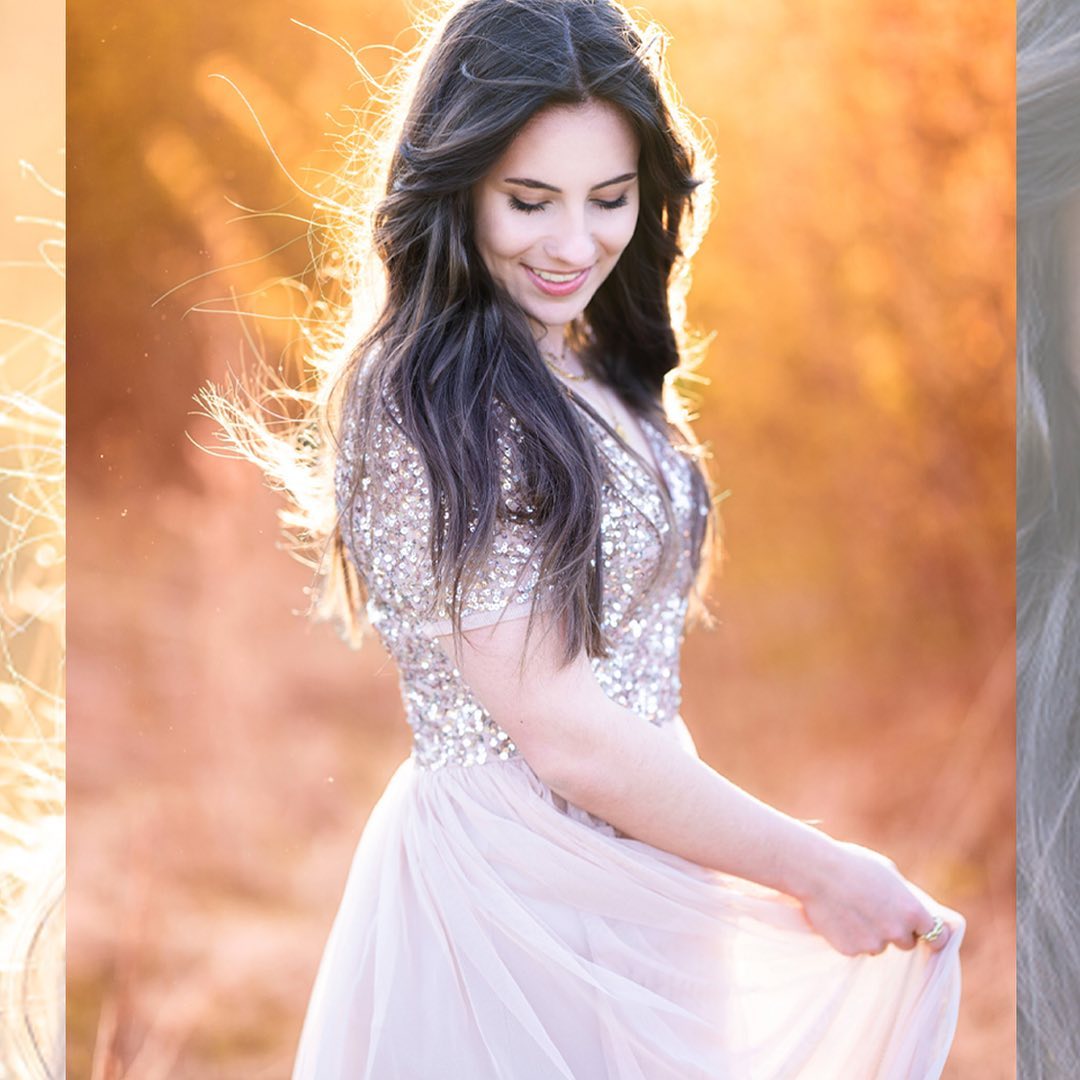 ✨ WAS ICH AN PORTRAITS LIEBE ✨
Und das ist jetzt nicht nur den Sonnenuntergang im Leuchten der Haare einzufangen, das warme Licht und den Wind… denn oft haben wir das passende Wetter dazu ja auch garnicht! Mir geht es um die kleinen versunkenen Momente, in denen ihr loslasst und ganz bei euch seid 🥰 und vielleicht merkt der ein oder andere dann für einen kurzen Moment garnicht mehr, dass wir gerade fotografieren..
💬🎤 Erzähl mal - was liebst du an Portraits ganz besonders?