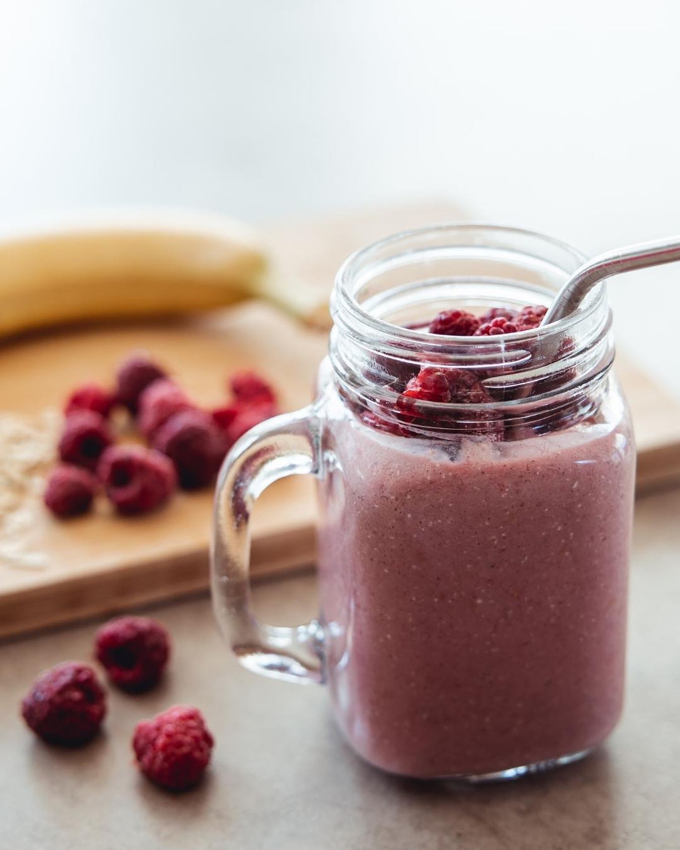 Slasten proteinski smuti!🍌🍓😍
Velikokrat punce nimajo ideje za pripravo hitrih zajtrkov ali malic. Zato so smutiji odlična rešitev in zares so hitro pripravljeni! 🙌🏻😊
V komentar zapiši ali bi si želela, da objavimo tudi recept? Ja ali ne?👇🏼🤔
#badassbejba #badassrecipe #recipeoftheday #recept #healthyrecipe #yummy #yummyfood