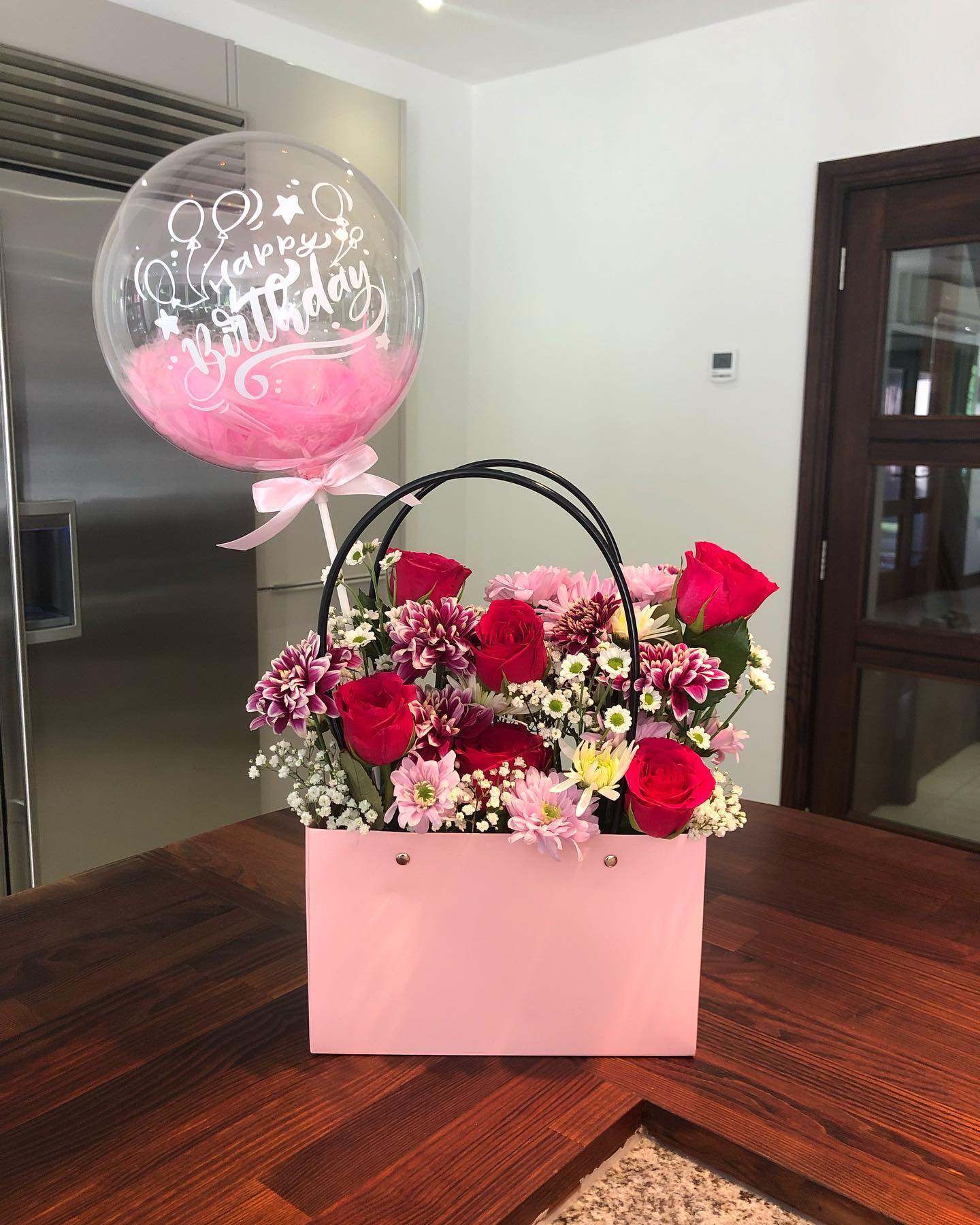 Fresh florals in our B’looM Print Bags😍 We offer fresh florals all year round, DM us now to place your order with us. Different colour bags and flowers available😍
.
.
.
.
.
#flowers#bouquet#floralbouquet#freshflowers#floralbag#floralgift#balloon#bubbleballoon#bubbles#bubbleballoons#birthday#birthdaygift#birthdaygiftideas#birthdaypresent#flower#buckinghamshire#london#ordernow#birthday#anniversary#anniversarypresent#congratulations#graduation#congrats#flowersbuckinghamshire