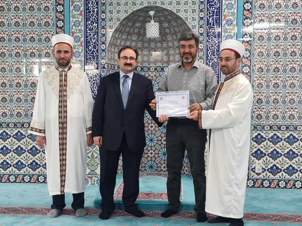 2022 Ramazan fitre-zekat kampanyasında dereceye giren cemiyetimize teşekkür belgesi sunmak üzere teşrif eden, Frankfurt başkonsolosumuz sayın Erdem Tunçer bey ve Din hizmetleri ateşemiz sayın Sıddık Yıldırım beylere teşekkür ederiz.
Bu başarının asıl sahipleri olan cemaatimize de şükranlarımızı arzediyoruz.