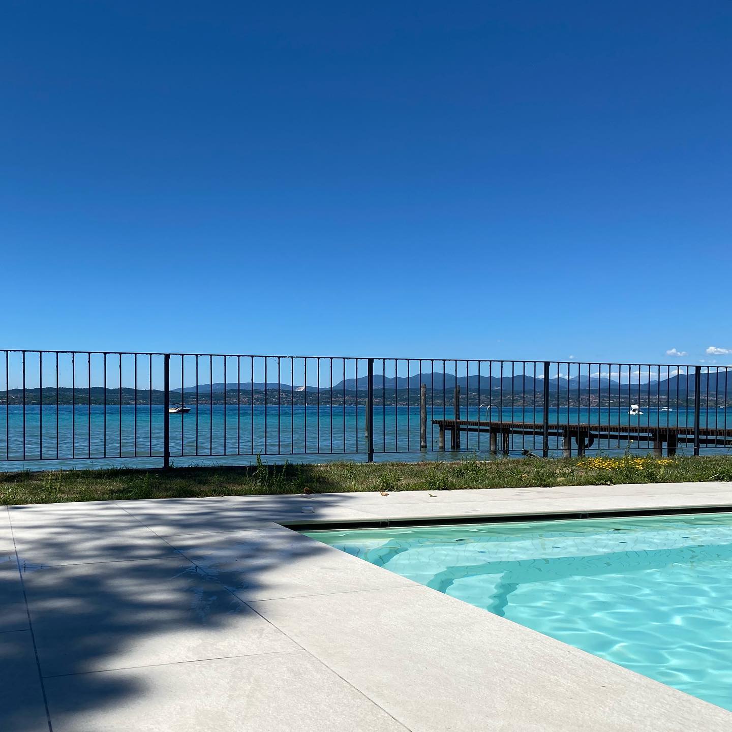 Hot Sunday means 🏊🏼♂️
#villapioppi #villapioppihotel #villapioppirestaurant #villapioppipizzeria #sirmione #gardalake