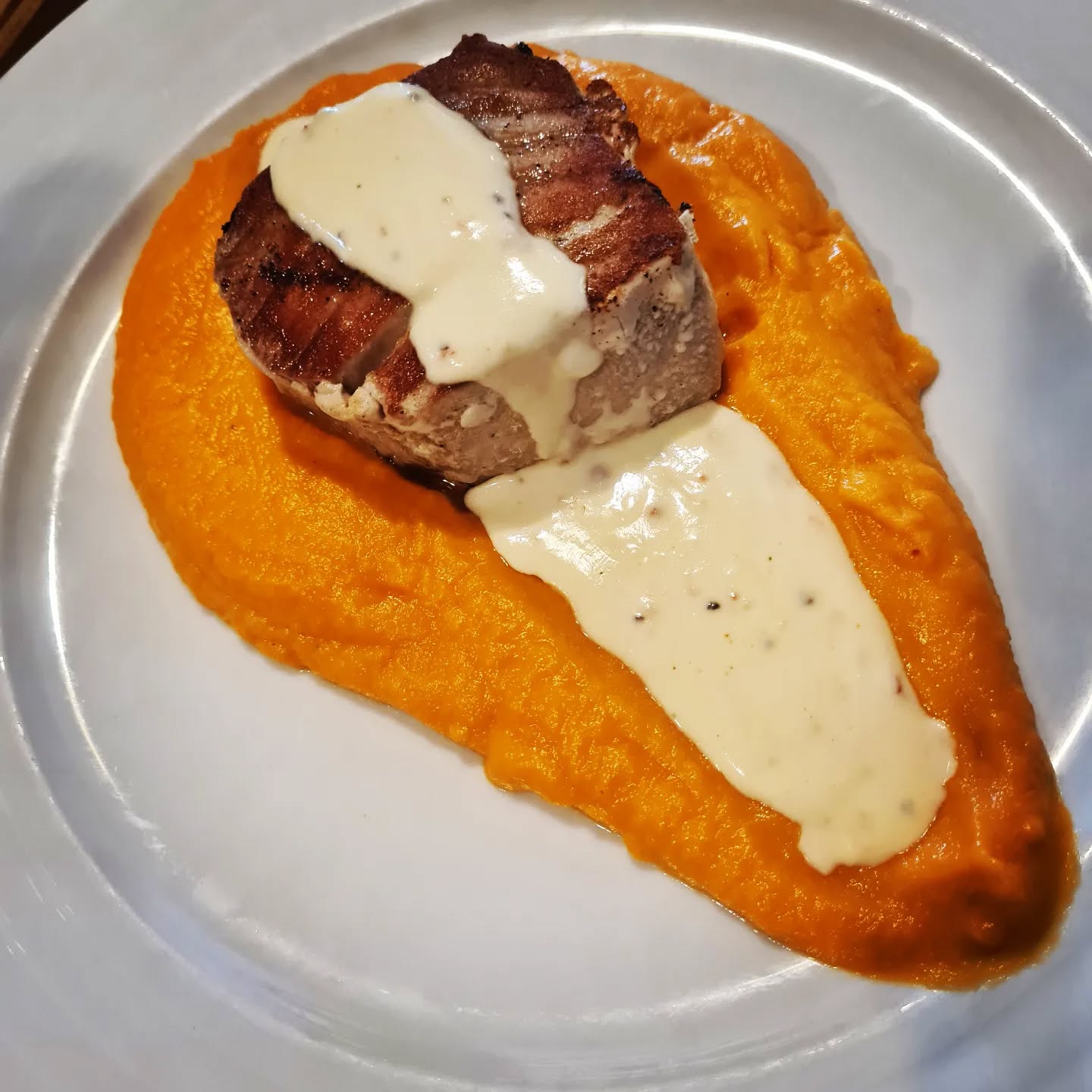 Grilovaný tuňák s batátovým pyré a smetanovou omáčkou