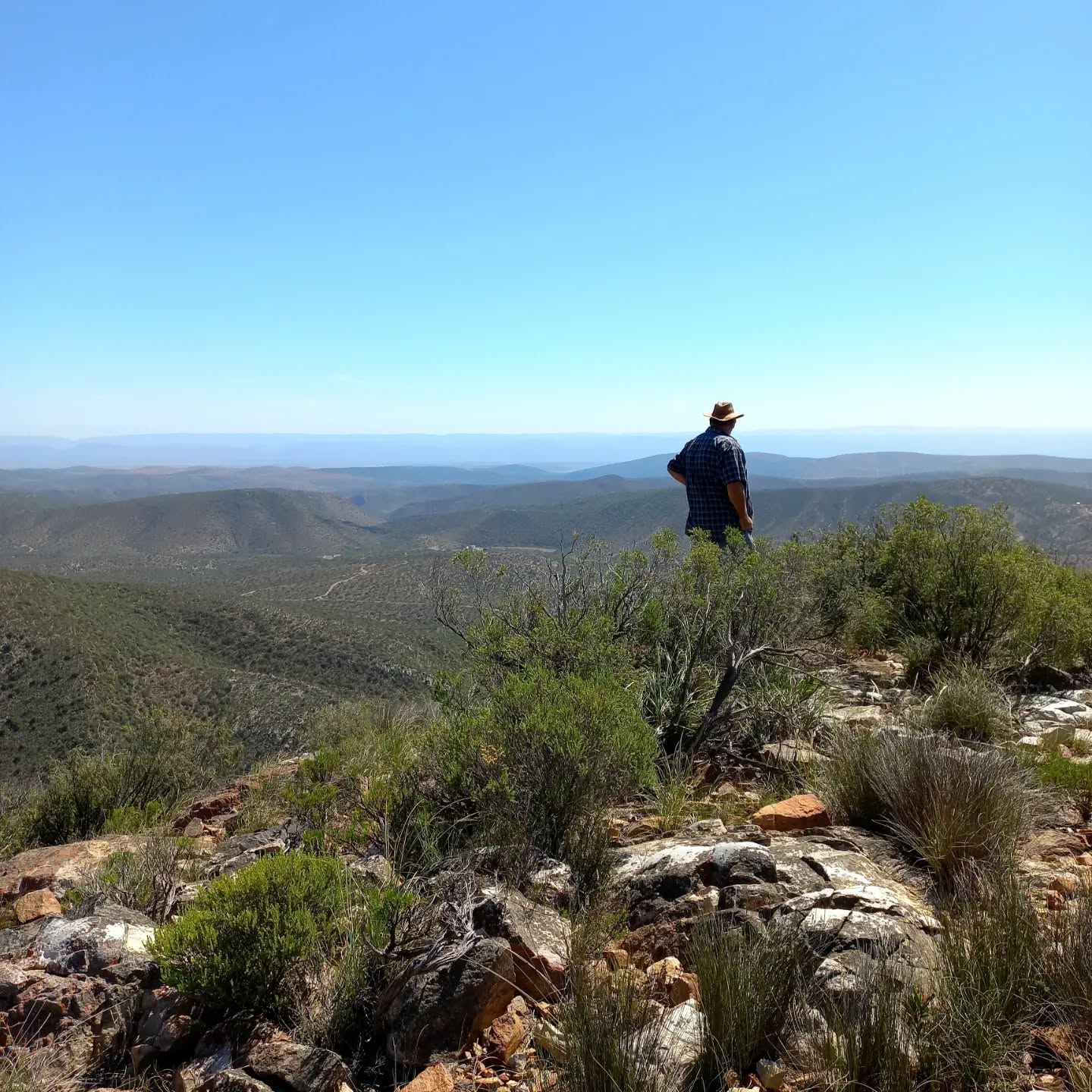 Climb mountains not so the world can see you, but so you can see the world ⛰
#ontopoftheworld #mountainview #hikingadventures #naturesvoice #nature #adventure #rewardyourself