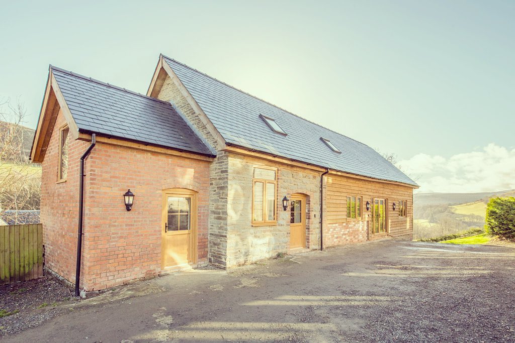 The Stables Annexe is a beautiful little two bedroomed cottage which sleeps up to 4 guests.
Available to book midweek from September onwards (mid-low season only)
Hot tub and Games Room included….message us for more information
#midweekgetaways #cottage #holidaycottage #midwales