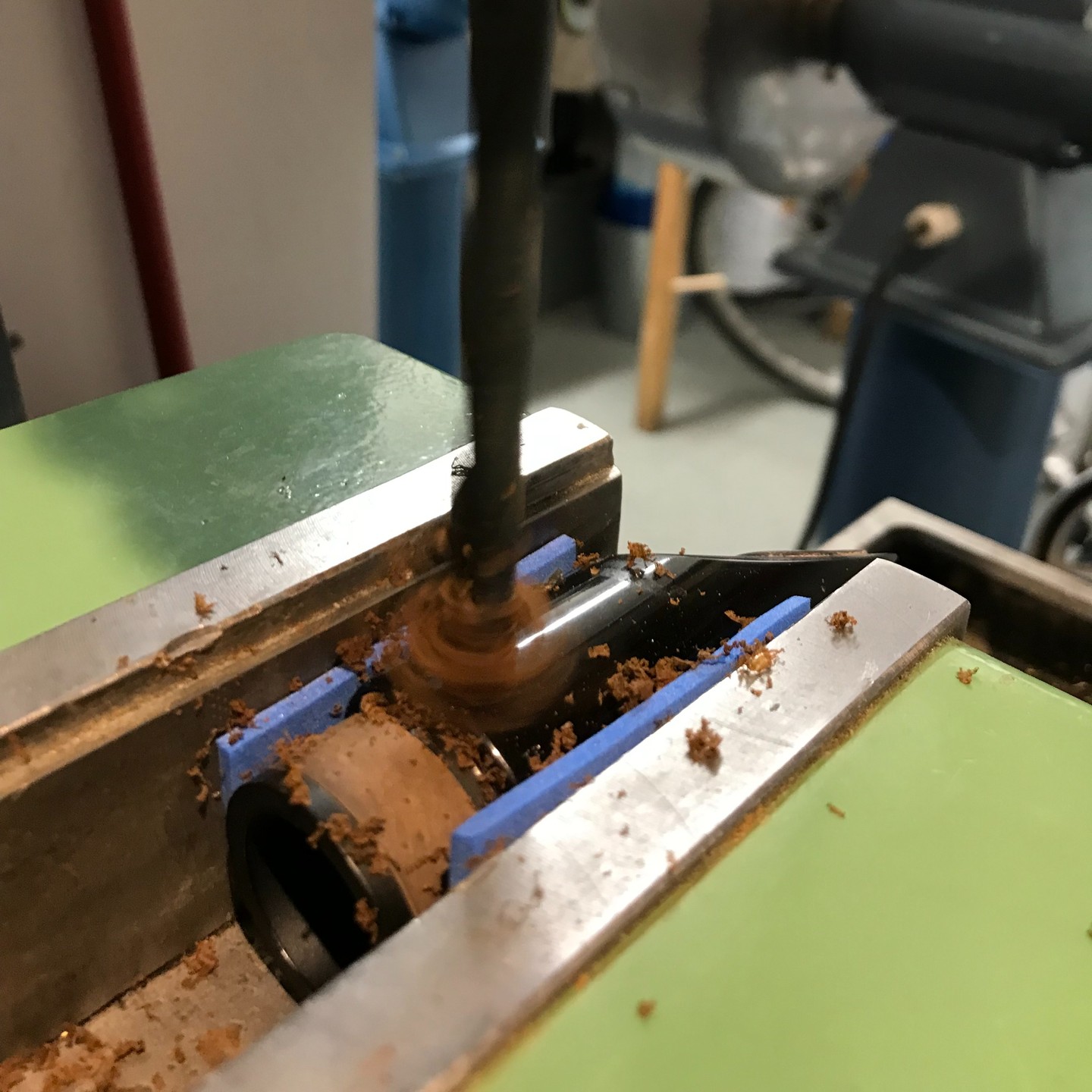 Die Mikrofonierung einer Klarinette stellt Musiker*innen und Tontechniker*innen in Livesituationen oft vor Herausforderungen. Eine Lösung kann der Einbau eines Tonabnehmers von Rumberger sein.
Das Mundstück wird bei dem Modell WP1X angebohrt, ein Feingewinde eingeschnitten und eine Gewindehülse eingesetzt.
Die Abnahme des Tons im Instrumenteninneren ermöglicht eine gleichmäßige Abnahme über alle Lagen und hohe Pegel ohne Rückkopplungsprobleme.
Alternativ zum Einbau in das Mundstück kann der Rumberger K1XII auch in den Bogen (Saxophon und Bassklarinette) oder die Birne eingebaut werden.
#bassklarinette #mikrofon #pickup #rumbergersoundproducts #klarinette #saxophone #rumberger #tontechnik #electricclarinet #microphone #loopstation