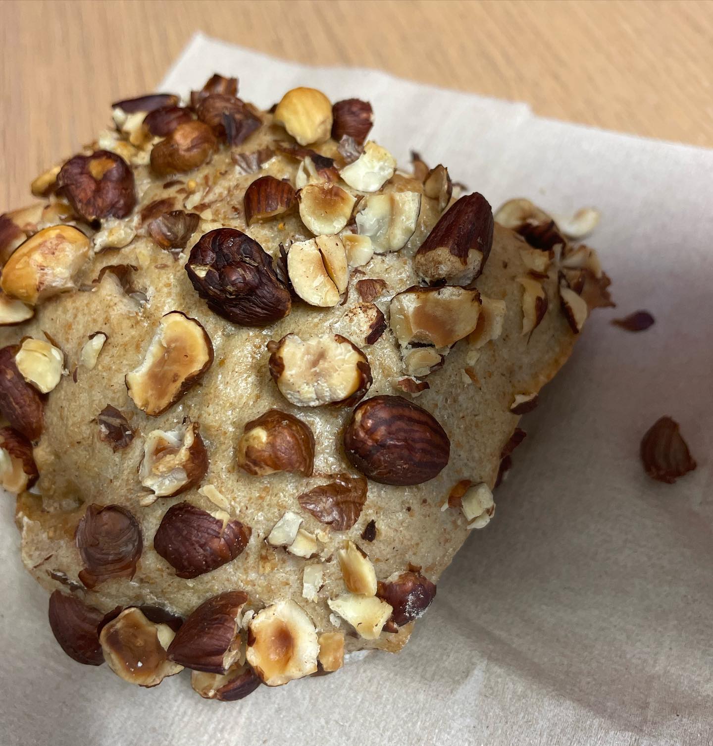 Lieblingsbrot to GO 🤍
Gesunde Fette über die Nüsse, wertvolle Kohlenhydrate für deine Power und Konzentration und dazu noch eine Portion Trockenfrüchte integriert - all in one - perfekter Start 💪🏼
happy day ☀️
#ernährungsberatung #ernährungsumstellung #ernährungstipps #frühstück #zmorge #togo #ausgewogeneernährung #power #energy #brainfood