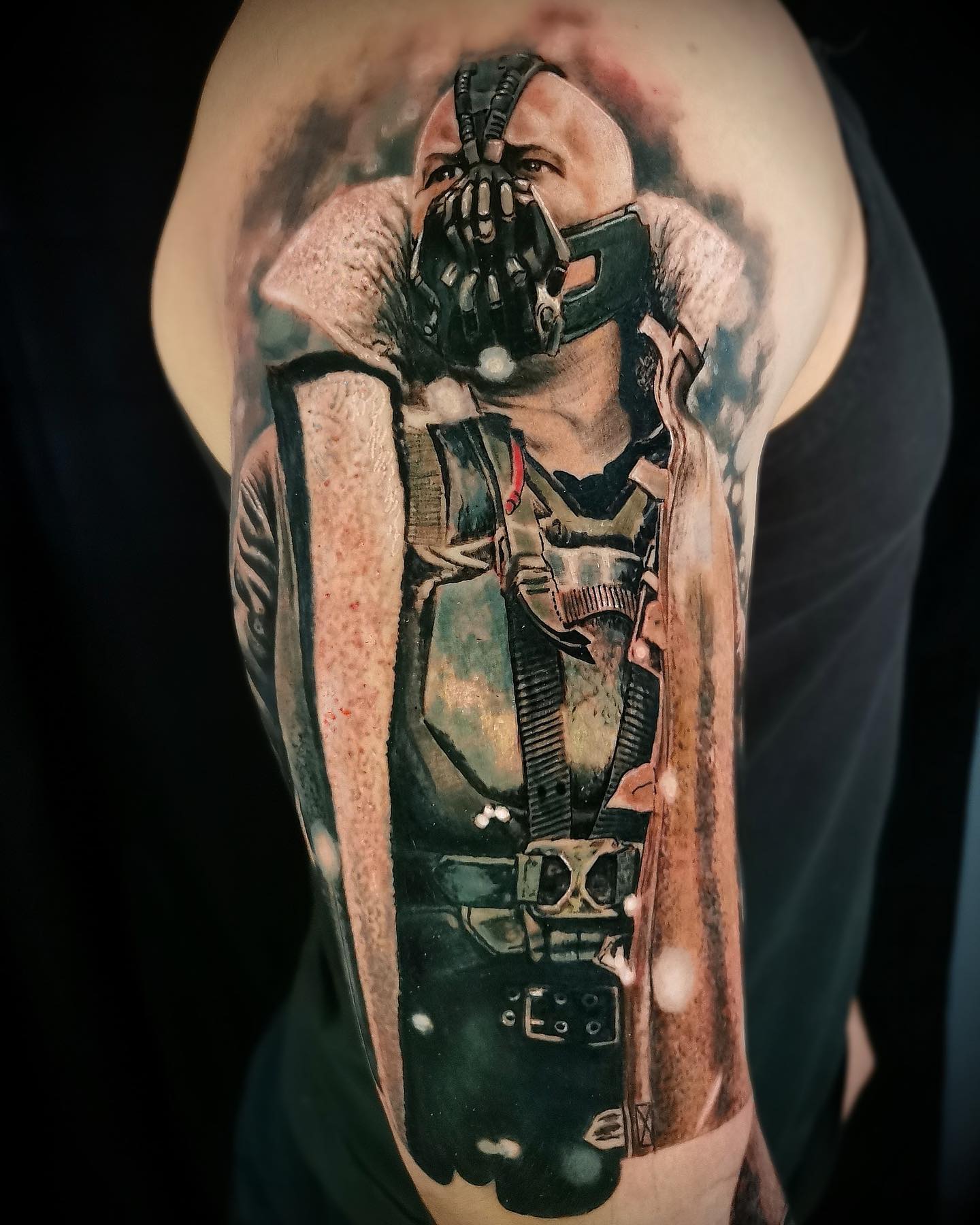 Tattoo by @jimmystriptattoo #coloredtattoo #tomhardytattoo #banetattoo #thedarkknight #darkknighttattoo #realistictattoo #lavaltattoo #montrealtattoo #montrealtattooartist #realism #tattoostudio #tattooideas #tattoosleeve #tattoostyle #tattoos #tattooshop
