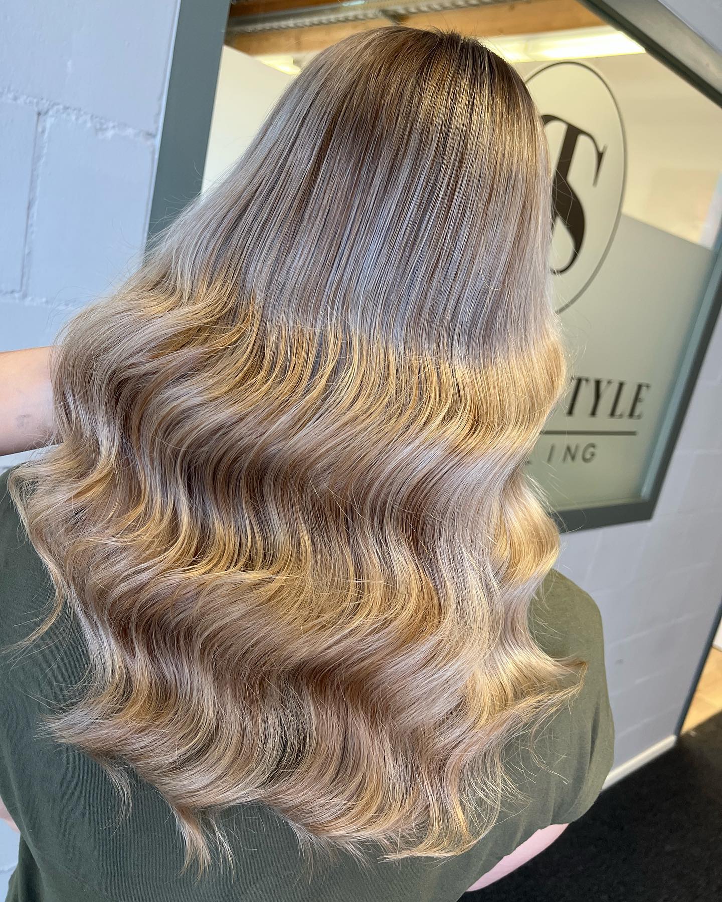 Balayage ✨✨ .
.
.
.
#balayage #ombre #blondebalayage #wellabewegt #perfectstyle #blondehair #blonde #blond #hair #hairdresser #haircut #besthair #amazinghair #hairgoals #hairideas #hairinspiration #hairlove #hairinspo #hairtrends #hairtransformation #hairstylist #healthyhair #hairartist #behindthechair #meches #highlights #blondehighlights #blondemeches #longhair