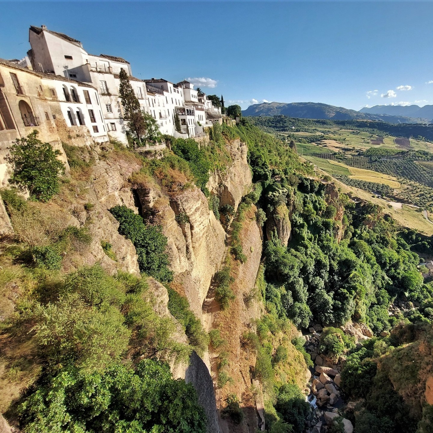 Ronda – eine kleine Stadt (eins der weißen Dörfer Andalusiens) in der Provinz Malaga, die sich vor allem durch seine exponierte Lage auszeichnet. Die maurisch geprägte Altstadt liegt auf einem steil abfallenden Felsplateau, das 100 Meter in die Tiefe geht - ziemlich beeindruckend. Die Stimmung dort haben wir als sehr angenehm empfunden, mit vielen kleinen, netten Geschäften und Cafes. Hier hat es uns sehr gut gefallen!
Setenil de las Bodegas – (gehört auch zu den weißen Dörfern Andalusiens) – ist eine touristisch gut erschlossene Kleinstadt, die insbesondere durch einen vom Rio Guadalporcun ausgewaschenen Felsüberhang bekannt ist. Unter diesem Überhang sind zahlreiche Häuser gebaut worden, in denen sich heute viele Geschäfte und Restaurants befinden.
Weitere Fotos und Infos zu unseren Reisen unter: www.vollzeitreisende.de