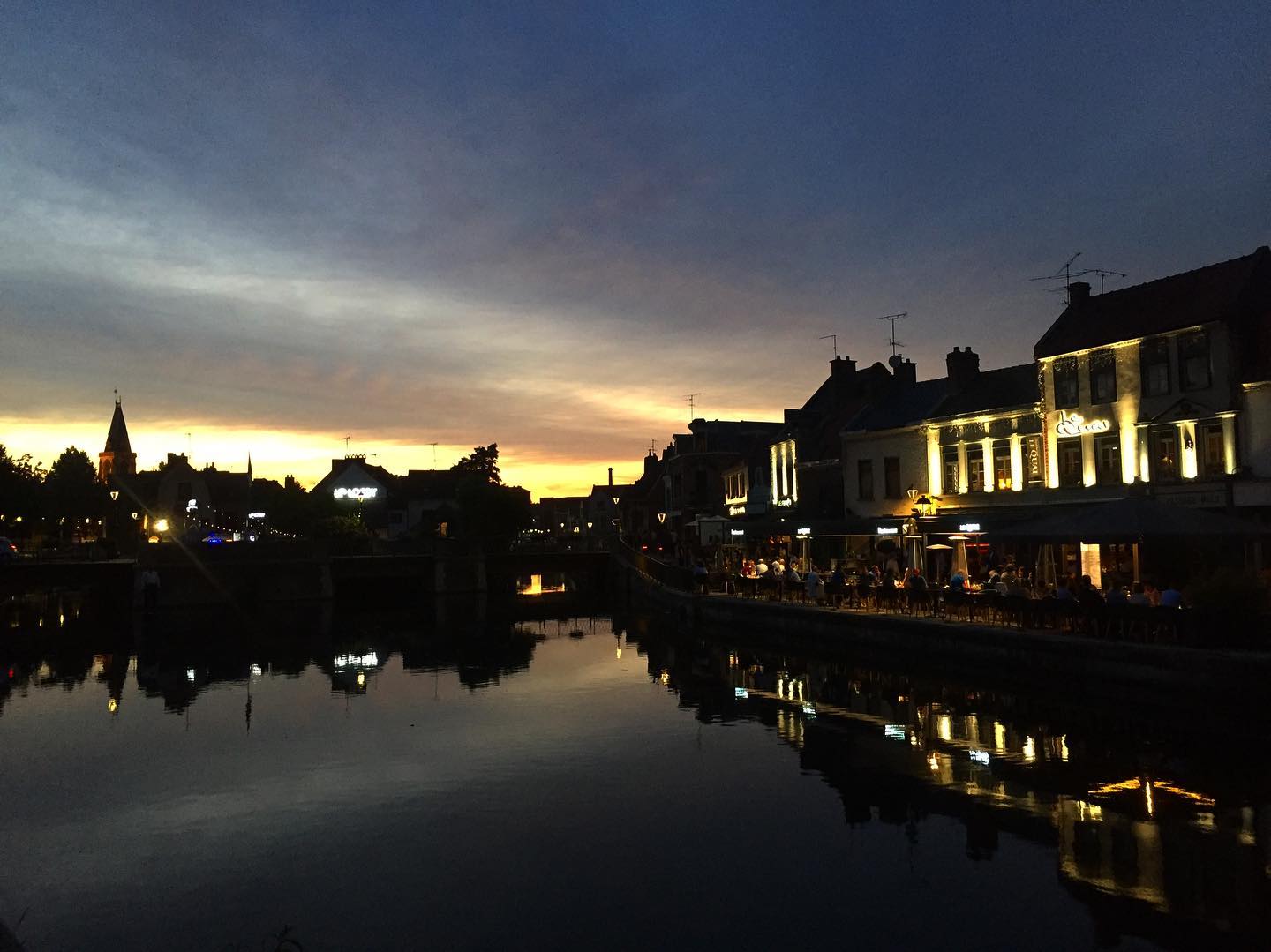 Terrain de nuit 🌙
#amiens #amiensmetropole #gosomme #quaibelu #saintleuamiens #amiensmaville #amienstourisme #urbanisme