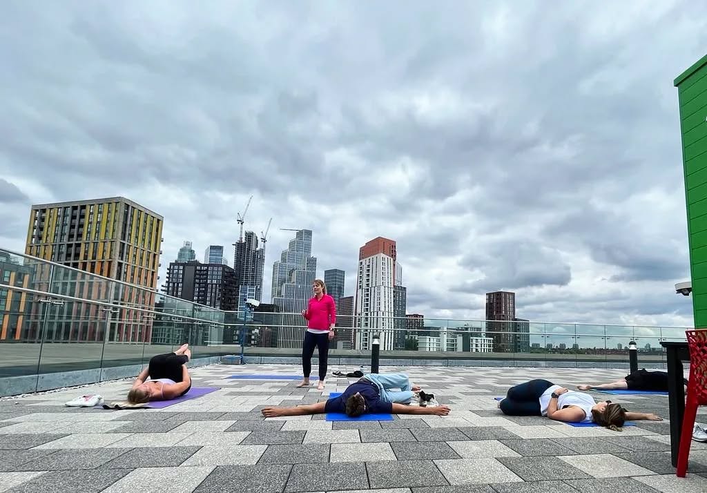 Loving our yoga session with @sarah__gero during our wellbeing hour this Friday! 🤸♀️🧘♂️👣
#yoga #rooftop #london #wellbeing #architect #stanesbyarchitecture #friday #design #construction #architecture