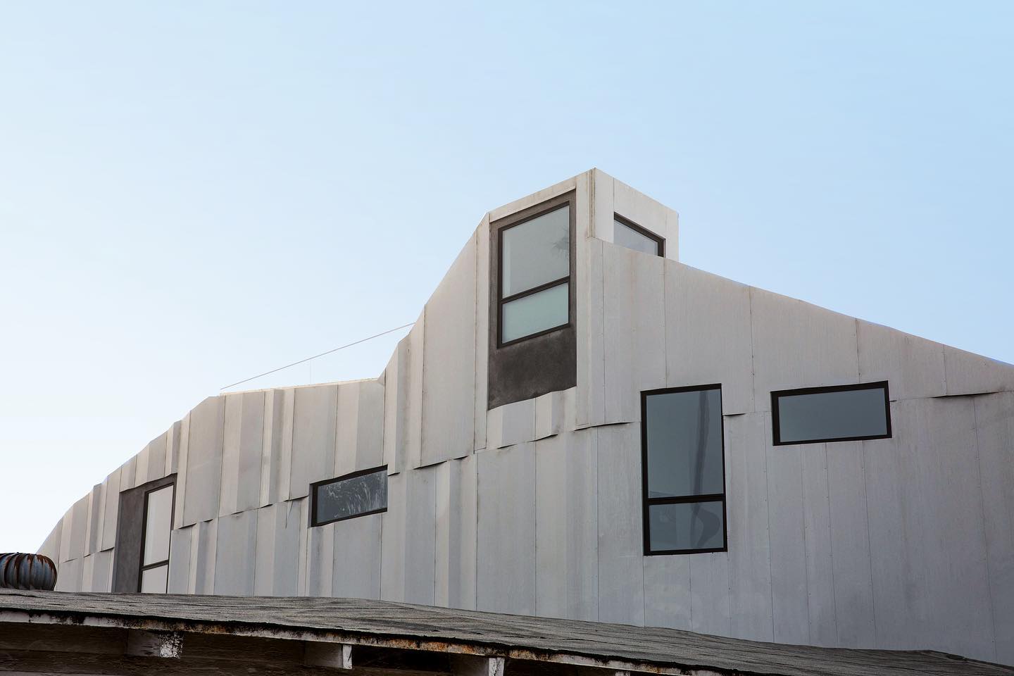 House of Books and Boards.
Photographed by @molly_haas
.
.
.
#architecture #design #facadedesign #architecturephotography #architecture_hunter #lifeonmars #archdaily #home #homedesign #arquitetura #construction #lines #perspective #pattern #artsandarchitecture #musiclovers
