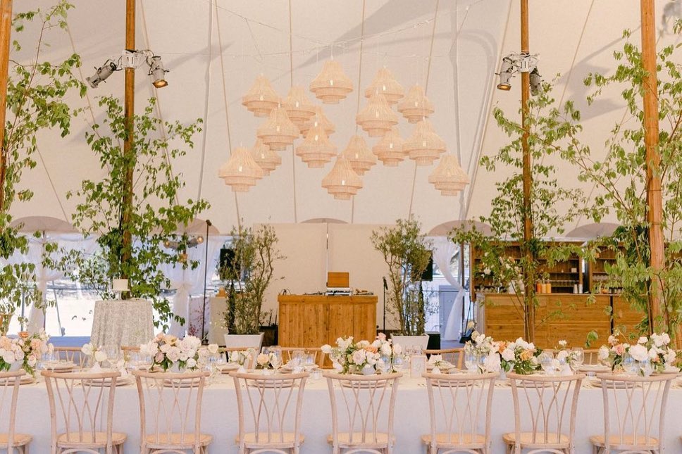 Thinking back to last month’s wedding with @shannonleahyevents. Love how the Sperry arch creates a grand entrance. Nothing like starting with a wide open field and a vision from @elisegjohnson. This was a good one!
📷: @larissaclevelandphoto
📋: @elisegjohnson
💐: @cherriesflowers
💡: @gotlightsf
🍴: @componerefinecatering
🚽: @thewatercottage