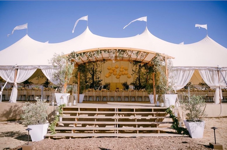 Thinking back to last month’s wedding with @shannonleahyevents. Love how the Sperry arch creates a grand entrance. Nothing like starting with a wide open field and a vision from @elisegjohnson. This was a good one!
📷: @larissaclevelandphoto
📋: @elisegjohnson
💐: @cherriesflowers
💡: @gotlightsf
🍴: @componerefinecatering
🚽: @thewatercottage