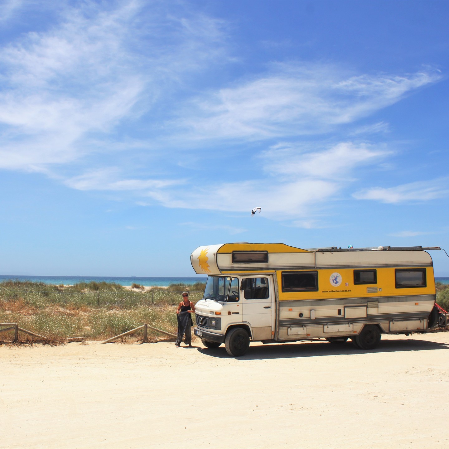 Tarifa – hier ist es meistens sehr windig – entweder der „Levante“, der heiße und starke Wind aus dem Osten, oder der Poniente, der etwas kühlere Wind aus Westen. Schon Wahnsinn, wie viele Kitesurfer hier unterwegs sind. Der Ort Tarifa hat uns sehr, sehr gut gefallen. Viele kleine nette Gassen, in denen es interessante Bars, Restaurants und Läden gibt. Auch das Publikum hier war uns sehr sympathisch. In der Meeresenge vor Tarifa werden oft Wale und Delfine gesichtet. Auf eine Whale – Watching Tour haben wir aber verzichtet, da die Orcas, die wir gerne sehen würden, erst später im Jahr auftauchen.
Und - ich habe die Wette gewonnen! Zu Beginn einer jeden längeren Reise schließen wir eine Wette ab, ob wir unterwegs jemanden unerwartet treffen, den wir kennen. Am Strand von Tarifa ist es dann passiert: eine Freundin, die wir mehrere Jahre nicht gesehen hatten, ist uns hoch zu Ross entgegengekommen. Sie hat sich hier in der Nähe mit Pferd und Hund niedergelassen. Wie schön!
Auch in Asien, am Angkor Wat in Kambodscha, haben wir eine Bekannte zufällig getroffen.
Habt ihr auch schon unverhoffte Begegnungen mit Freunden oder Bekannten auf Reisen gehabt?
Weitere Fotos und Infos zu unseren Reisen unter: www.vollzeitreisende.de