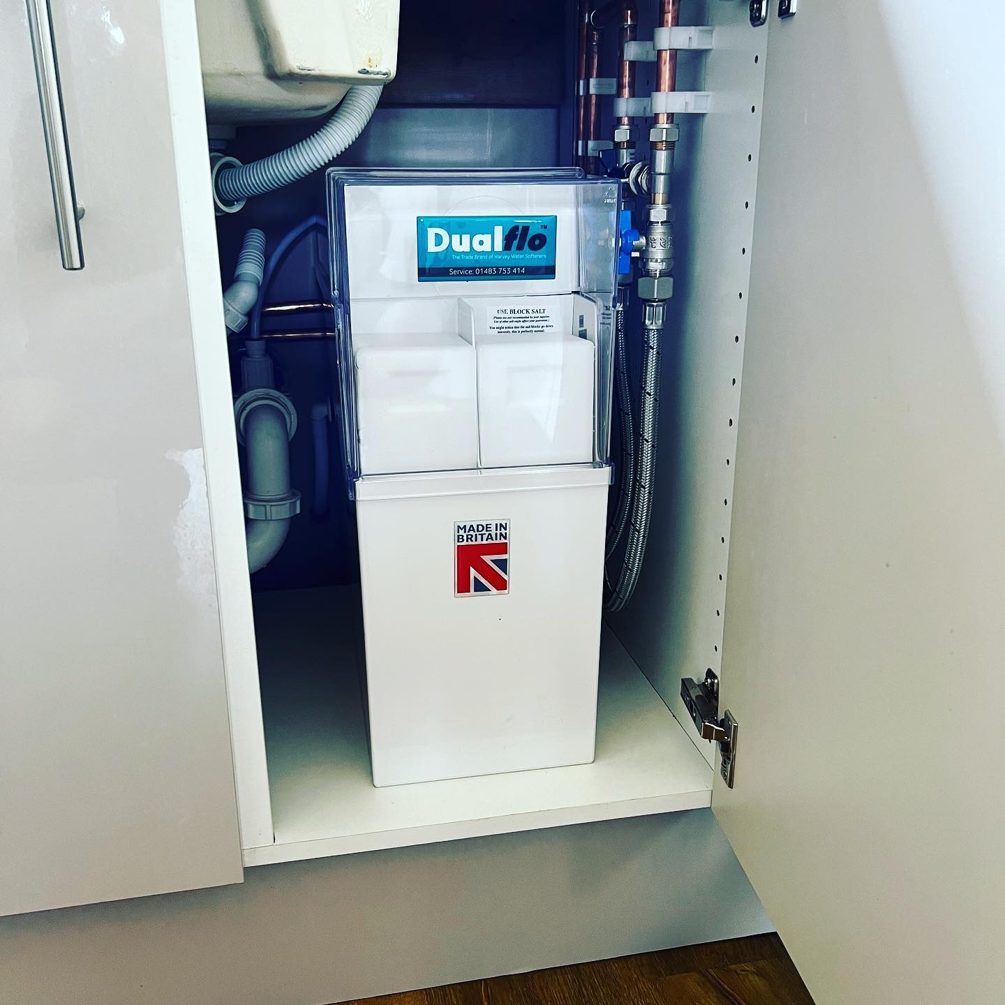 #littlehampton New #watersoftener installed, complete ✅. We are also installing a new bathroom for this customer, who decided they would like a water softener fitted as well, to prevent their shiny new #bathroom being ruined by #limescale!
👉Follow @stembridgelimited 👋
👉Follow @stembridgelimited 👋
❤️Double tap❤️
❤️Double tap❤️
____________________________________
👉 Follow @stembridgelimited
👉 Follow @stembridgelimited
👉 Follow @stembridgelimited
____________________________________
👥 Tag a Friend
🛎 Turn on Post Notifications
👨💻 Save to Look at Later
____________________________________
#plumber #heatingengineer #heating #gas #gasengineer #hotwater #radiator #boiler #service #boilerservice #local #angmering #rustington #eastpreston #arundel #chichester #bognorregis #bathroom #bathroominstallation #gasman