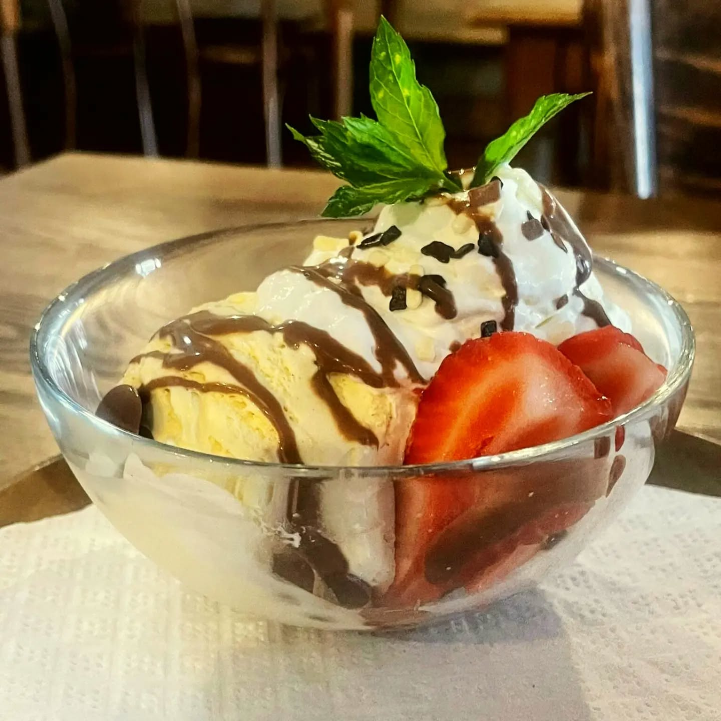 Málokoho překvapí, že se génius Jára Cimrman věnoval i odvětví pedagogiky. A proto v tento den můžete své malé génie odměnit zmrzlinovým pohárem s ovocem a se šlehačkou. Zkrátka se vším, co ke správnému poháru patří.