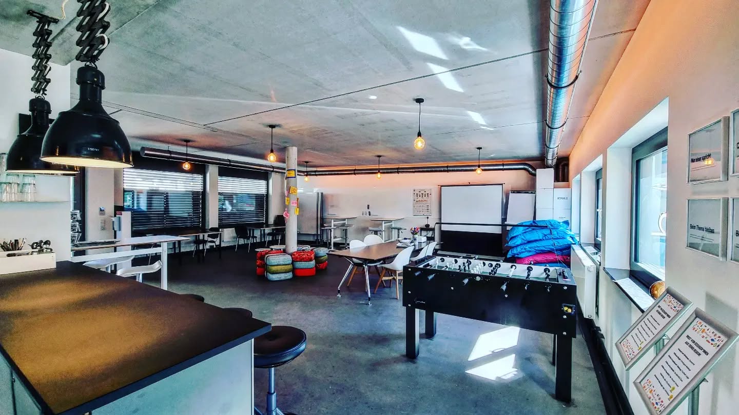 Unser Workshop-Space "Neue Schmiede". Der ideale Geburtsort für neue Ideen! Buchen auf www.echtland.de #Cow_or_King #Coworking #echtland #Pfaffenhofen #coworkingspace #coworkersbelike #coworkland