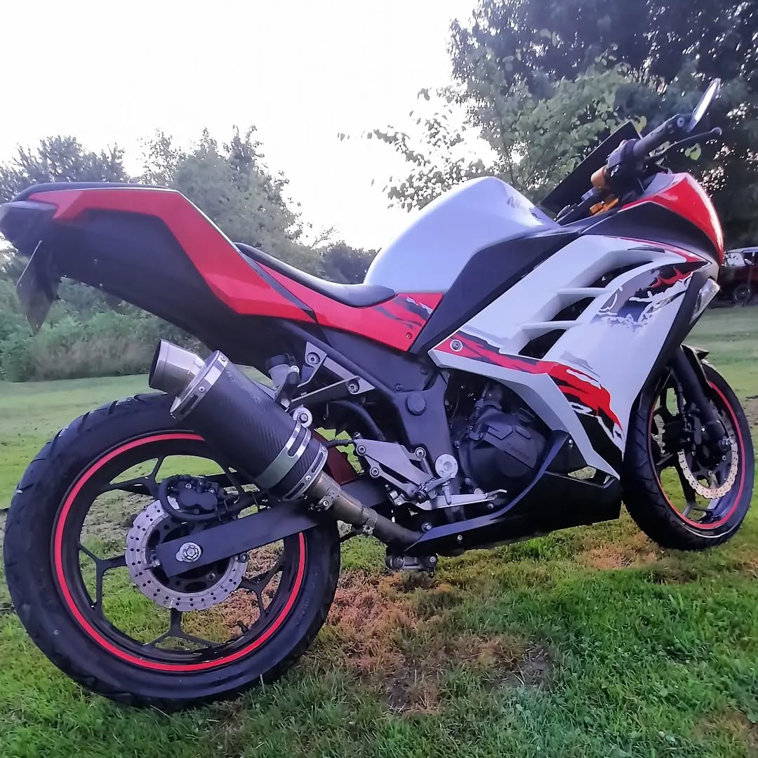 Gave the old girl a well needed bath and it looks some much better
#kawasaki #ninja #ninja300abs #ninja300 #streetbike #savethemanuals #streetbikes #highpreformance #baddoggarage