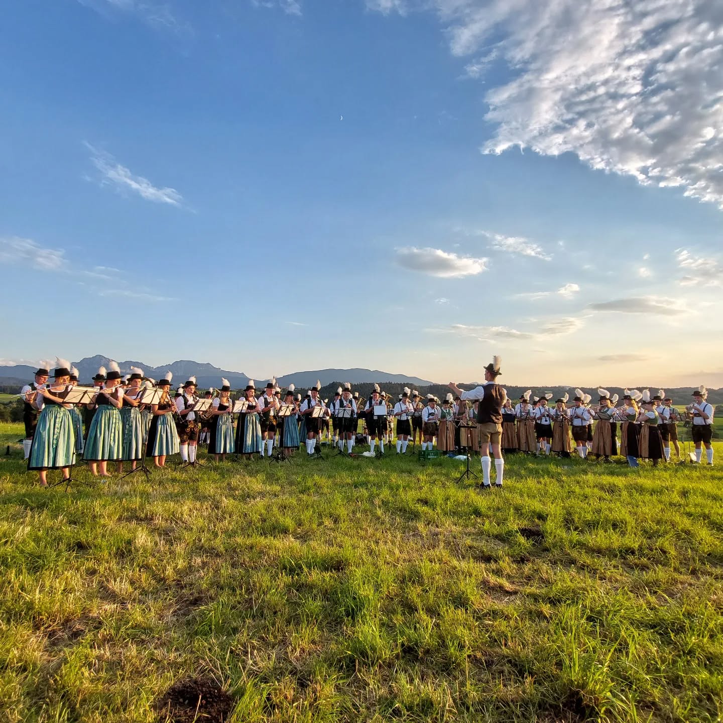 Gscheid schön wars!
Heute Abend war es wieder soweit - das Saaldorf-Surheimer Sommernachtskonzert mit unseren bei Musikkapellen aus Steinbrünning und Surheim konnte bei perfektem Wetter und traumhafter Kulisse über die Bühne gehen ⛅🌞🍀 Vielen Dank an alle die dabei waren!
Auch in diesem Jahr hat der Saaldorf-Surheimer Kultursommer wieder einiges zu bieten!
Die zahlreichen Veranstaltungen findet ihr im Veranstaltungskalender der Gemeinde. Schauts vorbei 👍#saaldorfsurheim #blasmusik #kultursommer