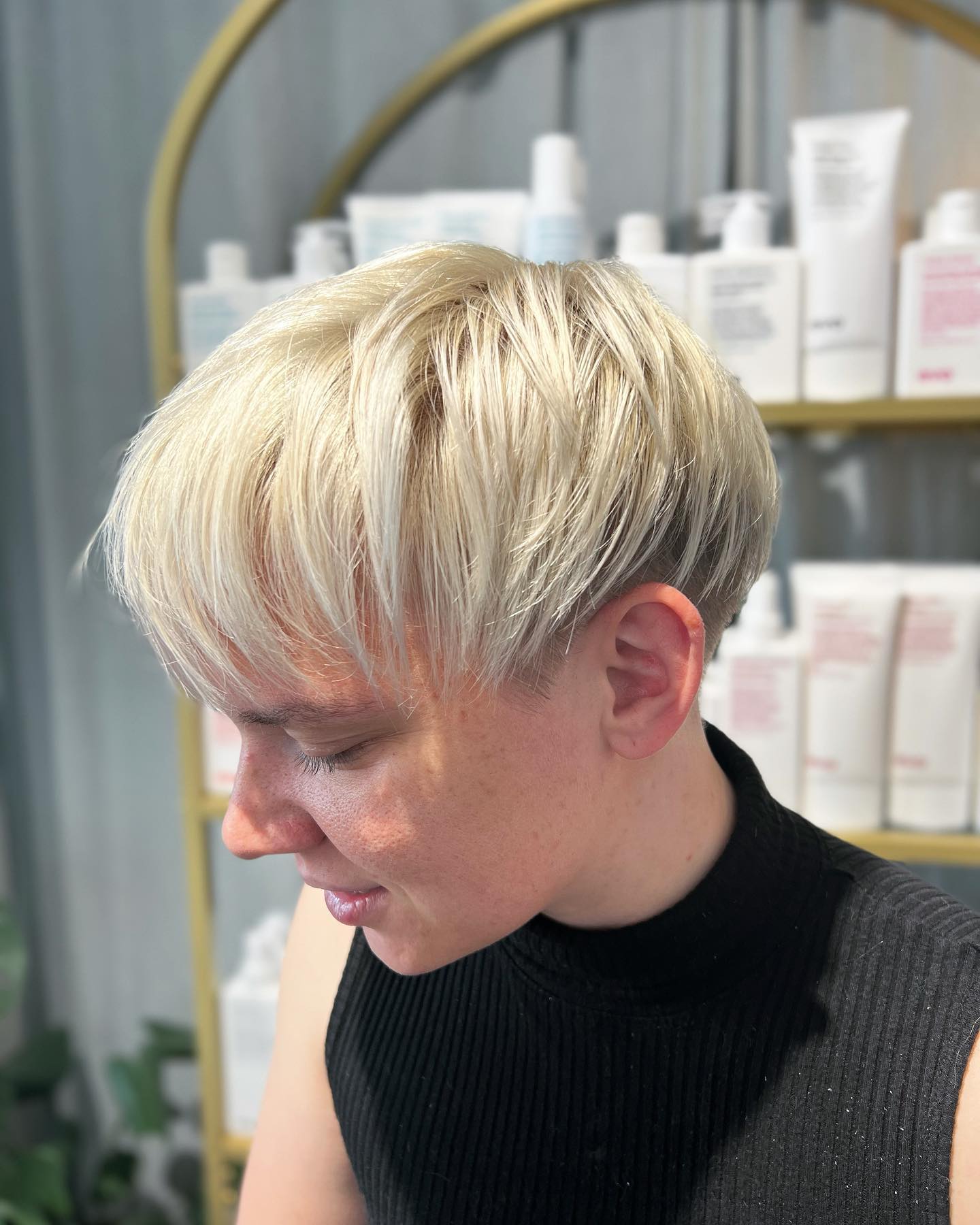 Short Hair, don’t Care 💋 Auch wenn wir oft Bilder von langen Haaren Posten, lieben wir genauso unsere Kurzhaarschnitte! #shorthair #blondehair #blond #hairstyle #hairdresser #hairdressermagic #friseur #berlin #köpenick #evo #evoblonde #hairlove