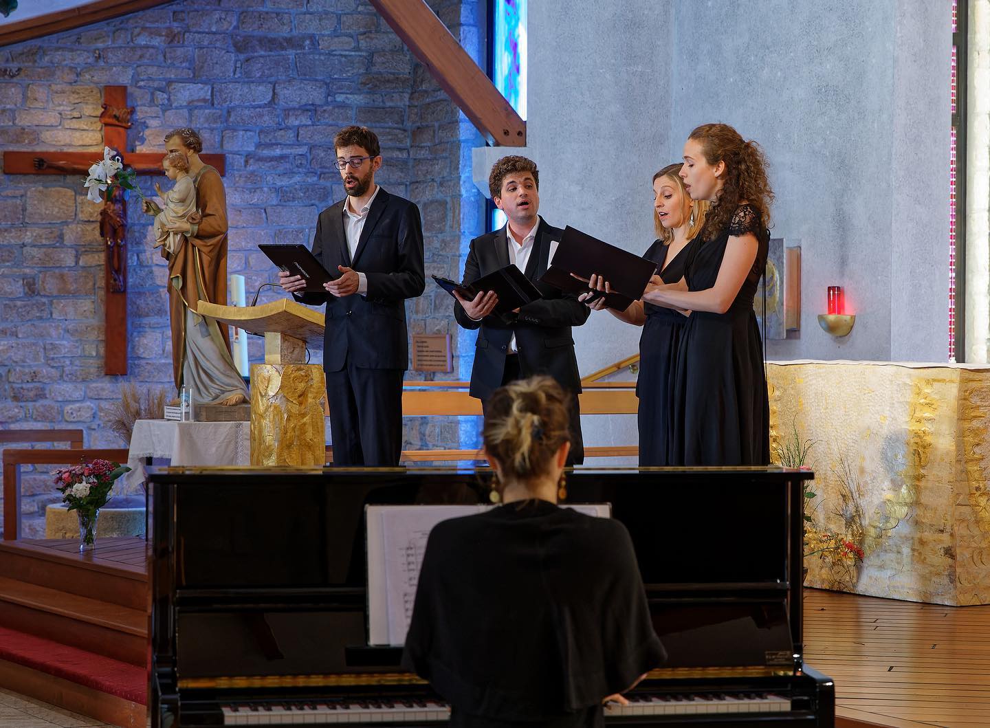 🎙Le temps d’une chanson
🎶 Lorient, 26.6.2022
📸 Francis Payol
#ensemblesottovoce #musician #pianist #singer #singerlife #audience #piano #music #classical #france #ensemble #sottovoce #lorient #bretagne #concert #liveperformance