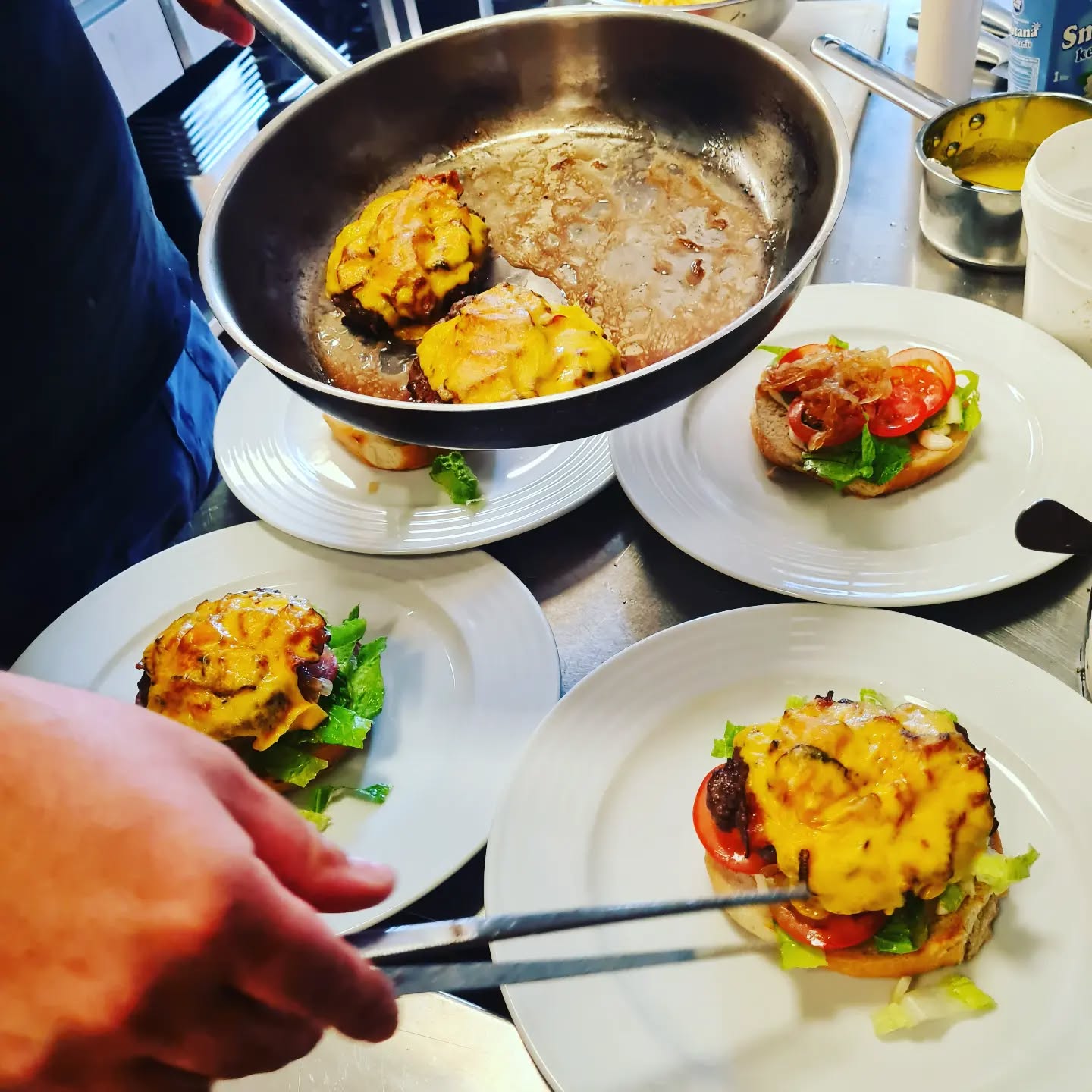 Příprava víkendových burgerů v plném proudu!