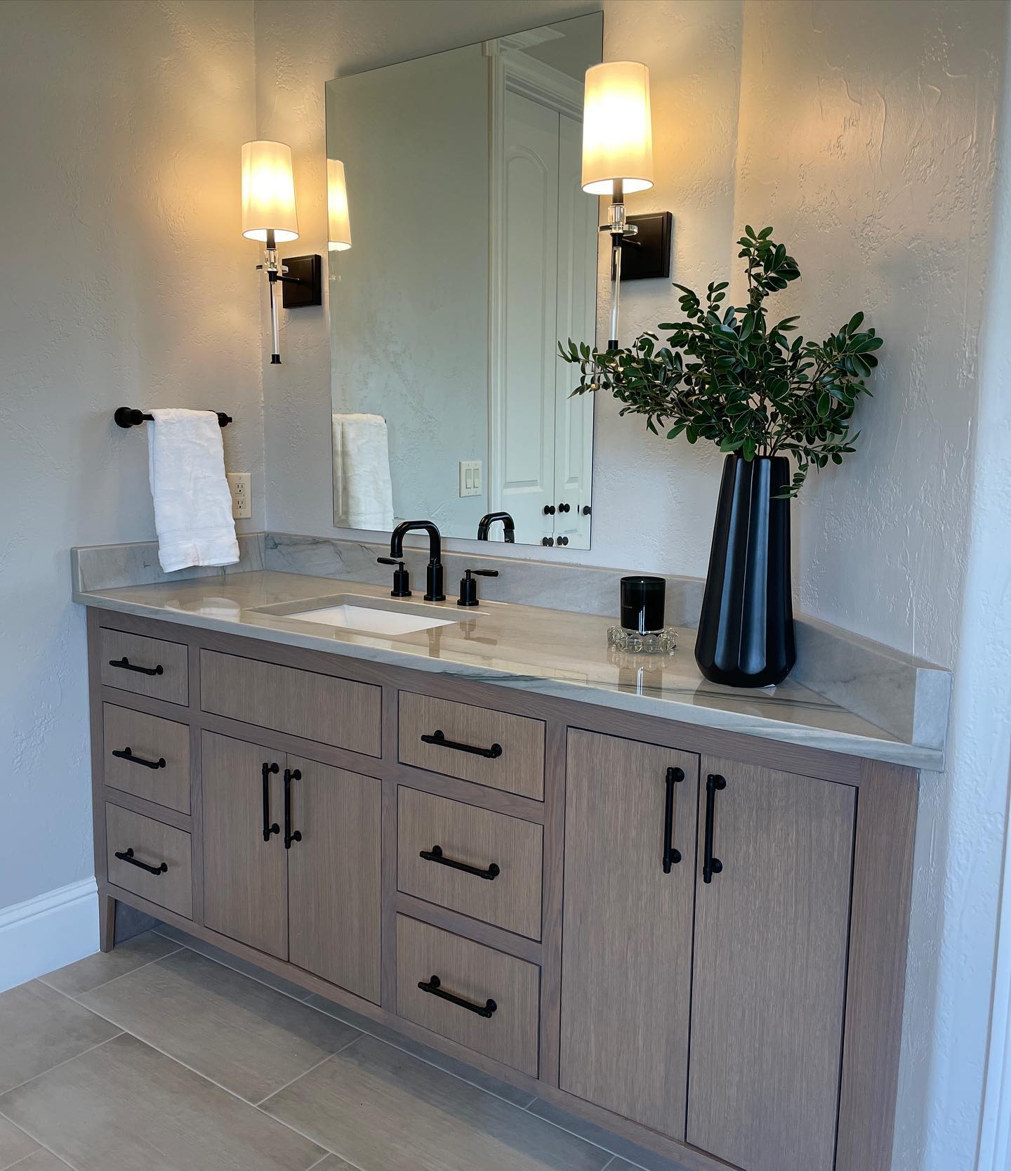 ✨Before + After✨
#estesdesigngroup #bathroomreno #customcabinets