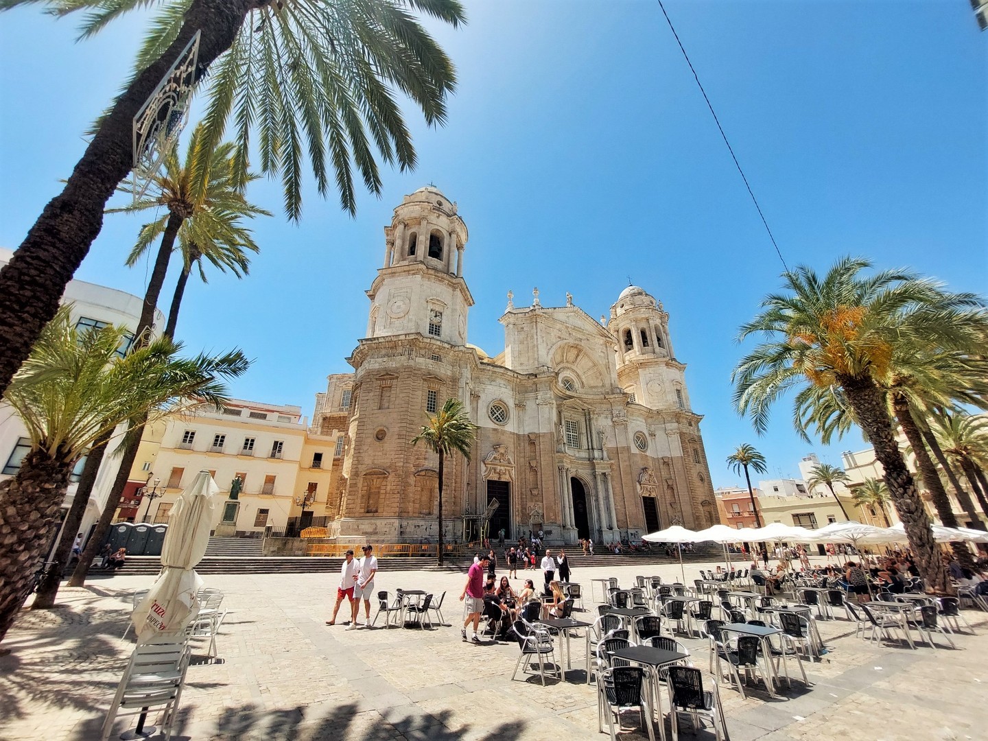 Während unserer Zeit in Andalusien haben wir auch einen Abstecher nach Cadiz gemacht. Eine schöne und sehr sehenswerte Stadt. Wir hatten gehört, dass der dortige Karneval in diesem Jahr von Februar auf Juni verschoben wurde. Das wollten wir uns als Kölner Karnevalfans auf gar keinen Fall entgehen lassen. Der Karneval in Cadiz ist eher klein und zeichnet sich durch unterschiedlichste spöttische, sarkastische und ironische Gesänge einer Vielzahl von Gruppen (Murgas) aus. Teilweise von professionellen Gruppen von einem Wagen aus aufgeführt, teilweise von Laiengruppen in den kleinen Gassen der schönen Altstadt (genannt – „lllegales“). Da wir nicht so gut Spanisch sprechen, konnten wir die Texte leider nicht verstehen, aber auch nur das Hören der wunderbaren und vielschichtigen Gesänge war sehr toll. Tagsüber war es ganz schön heiß – der Karnevalstrubel war glücklicherweise aber in den Abendstunden.
Weitere Fotos und Infos zu unseren Reisen unter: www.vollzeitreisende.de