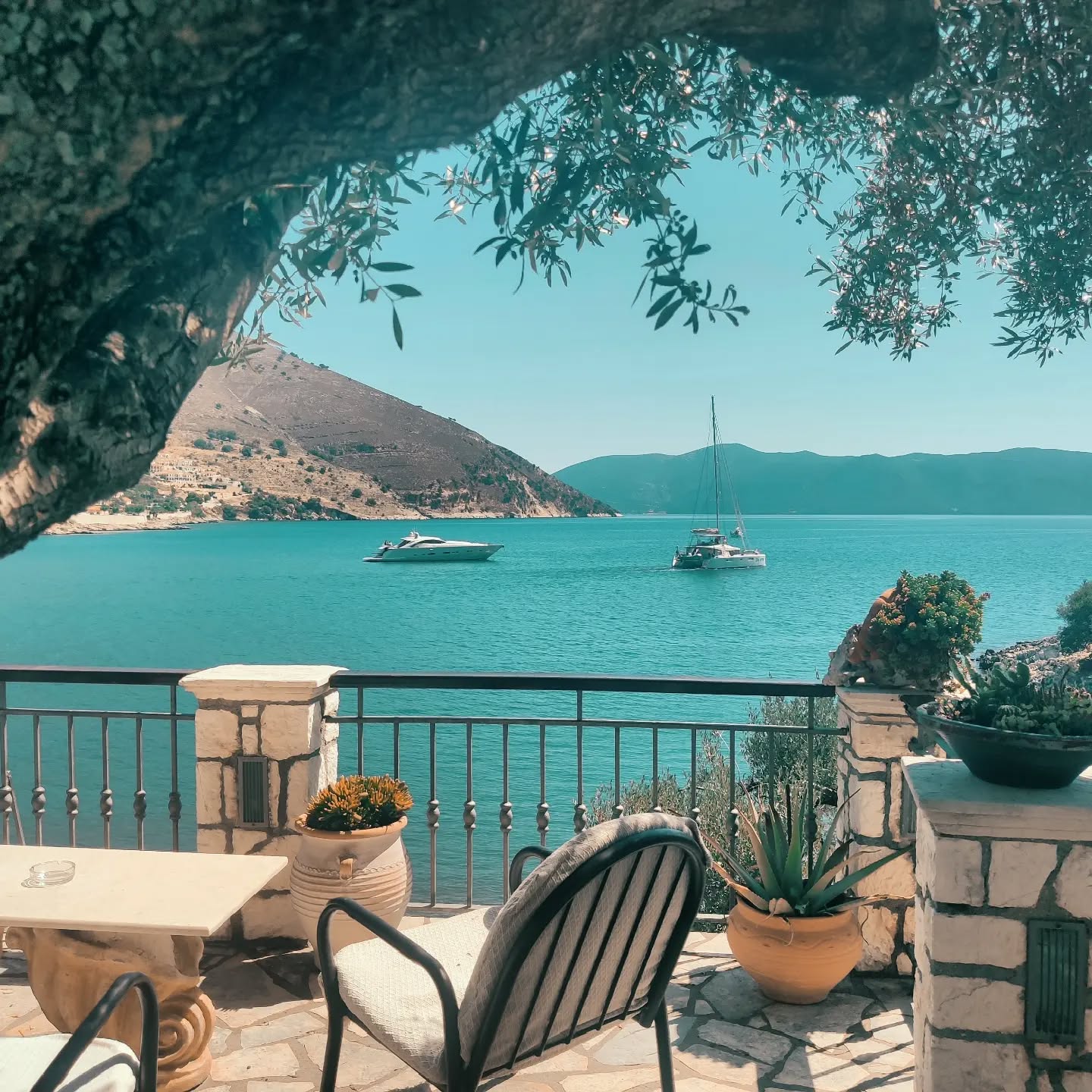 Even the yacht's ⛵⛵⛵ don't want to leave. Paradise 🏞️🏞️🏞️🏞️🏖️🌅