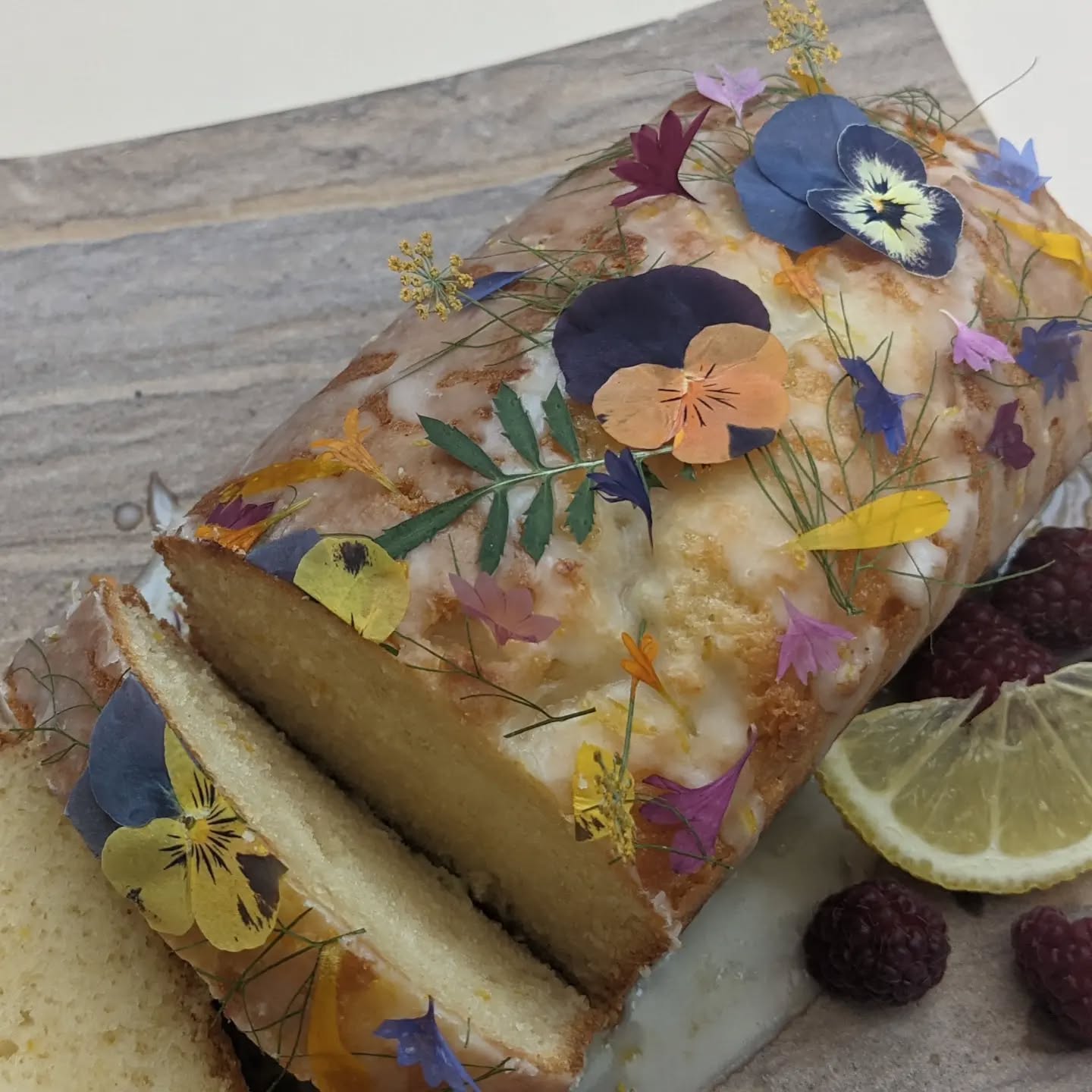 Lovely little lemon drizzle cake, topped with pressed edible flowers from floracle.flowers
.
#pressededibleflowers #pressededibleflowercake #edibleflowers #edibleflowersandleaves #pressedflowers #floracleflowers