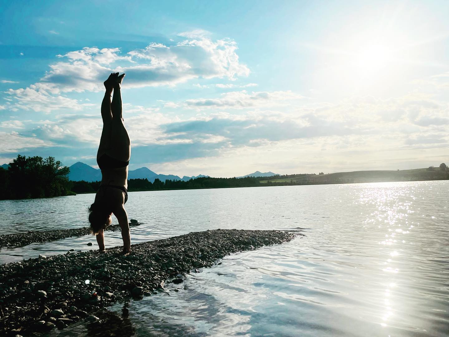 ☀️💚Focus on the Good 💚☀️
shine, rise and sparkle
#handstand #handstandfun #riseandshine☀️ #focus #nevergiveup #bannwaldsee #sommer #trainhard
