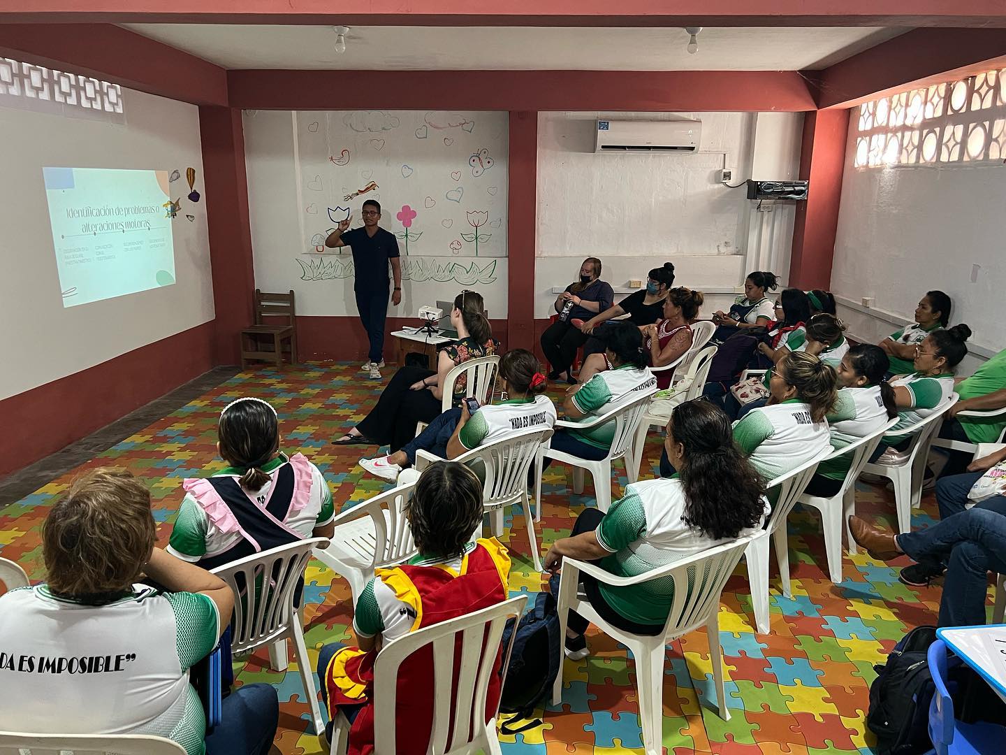 Desarrollo profesional facilitado por @fisioluiss de @perucano sobre fisioterapia en @iquitoscebe una escuela de necesidades especiales en Iquitos, Perú en colaboración con voluntarios de @nikaprojectorg #saludcomunitario #fisioterapia #fisioterapeutas #terspiaocupacional #Iquitos #peru