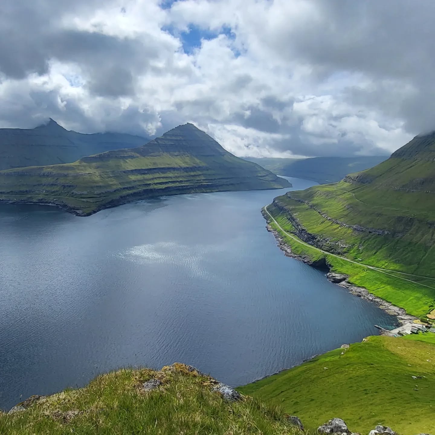Färöer Islands - A green paradise in the north 😍 #Hvithamar #Kalsoy #Kallur Lighthouse #007 #Saksun #Black Beach Saksun #📸 @fadah920 #green #fjords #beautifulnature #stunning