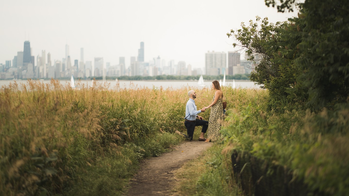 Making friends & Makin memories. Had an amazing time meeting Ryan & Bri while capturing their proposal!! #shesaidyes
.
.
.
#engagementphotos #proposal #chicagoengagement #chicagophotographer #love