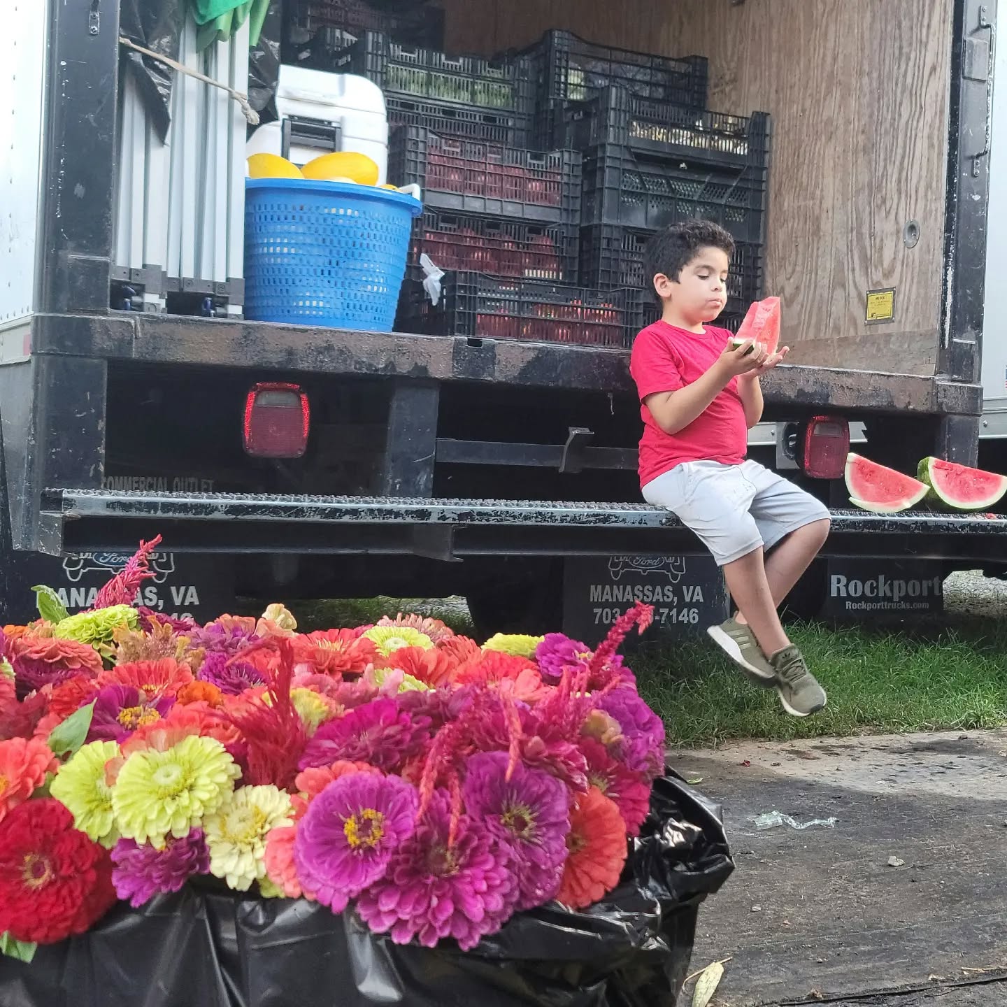 After a long and hot day we get to relax and enjoy eating what we grow đđđđ supper freaking sweet đ€€đ
#pleitezproducefarm
#thankfulgratefulblessed
#eatlocal
#supportyourlocalfarmer
#wegrowfoodforyou
#veggies #fruits #watermelon