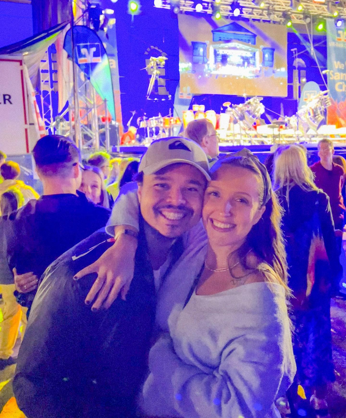 A última vez que eu e o Irineu saímos juntos a noite… foi quando engravidei da Lalá 🤣.
Nossa realidade é de um casal isolado que se vira numa rotina exaustiva sem ajuda alguma.. seja nas tarefas de casa, no trabalho ou com os cuidados dos filhos.
Temos pouco tempo para curtir um ao outro. Nos viramos num almoço de trabalho de meia hora de vez em quando.. mas tempo livre juntos? Sem função? Quase nenhum.
Aprendemos a viver com o que temos: com abraços fortes quando estamos exaustos, com risadas frouxas (muitas vezes rindo à nossa própria custa) enquanto limpamos a casa e com duas partidas de sudoko deitados na cama antes de dormir.. e tá tudo bem. Não nós cobramos mais do que isso.
Sabemos que essa é a nossa realidade de hoje, com três filhos pequenos e um no forno. E que essa realidade vai passar. Que nossos filhos vão crescer, e que vamos voltar a ter tempo juntos.
Mas foi no escutar, no se colocar no lugar do outro, na cumplicidade e na lealdade que construímos a parceria que temos hoje. Não no “tempo a sos”.
E como sou grata por tudo que passamos pra chegar até aqui..
Ontem saímos a noite juntos, pela primeira vez em quase 3 anos. Nos demos esse presente nos preparando pra o puerpério que está por vir. E foi muito bom. Irineu continua sendo o melhor companheiro de festa que existe.. só que agora adiciona o melhor pai que meus filhos poderiam ter e o melhor parceiro que poderia ter escolhido pra mim.
Daqui a três anos tem mais 😅😅!
Te amo, mô. Obrigada por ontem. Agora bora lá jogar um sudokinho ❤️.