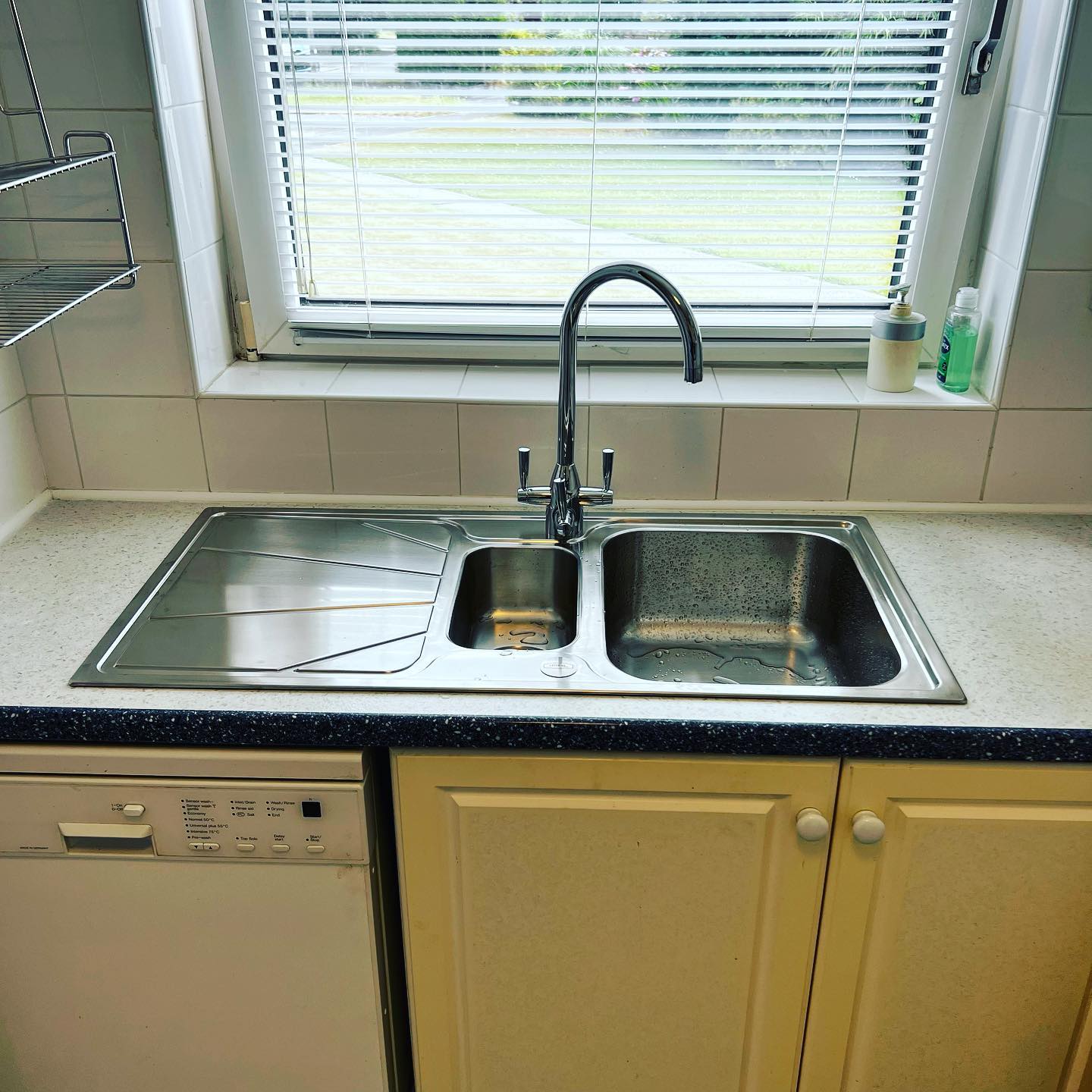 Old white stained sink removed, shiny new stainless steel sink fitted in #Barnham with new #Clearwater triple lever tap, enabling the flow of soft hot and cold water, as well as filtered drinking water, all from 1 tap!
#plumber
#outsidetap
#rabbit
#brass