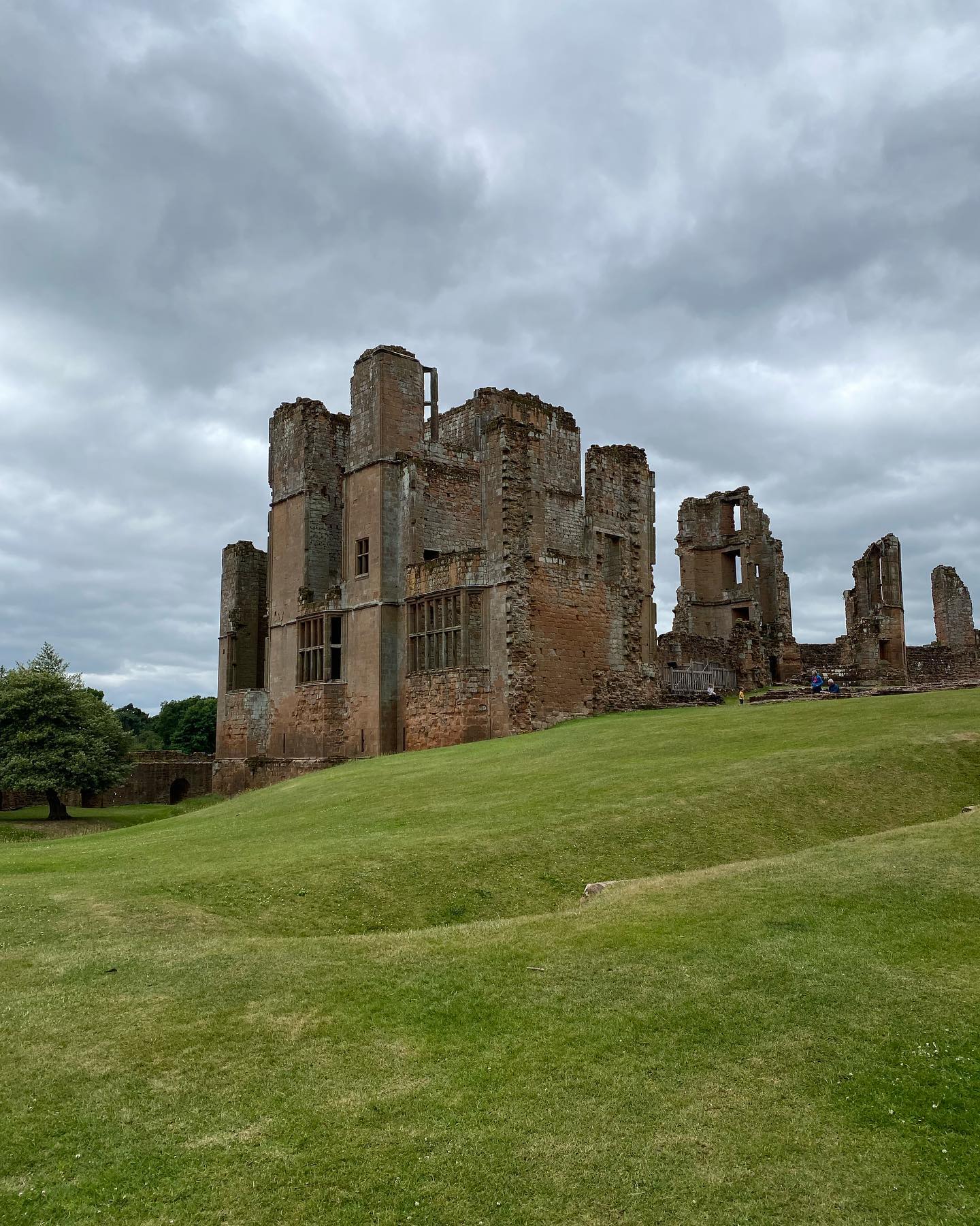 I’ve been poking around Kenilworth Castle again this week. Yes it’s a ruin. But it’s the best castle in this area. Come fight me Warwick!
Kenilworth had three big Towers. One Norman, one High Middle Ages and one Tudor. Each has a story to tell you and this is a ruin you don’t want to miss.
Just look at the carving in the sandstone around the entrance to John of Gaunt’s great hall…
The gate house and stable block still remain with their carved monogram of Robert Dudley: R L i.e. Robert Earl of Leicester.
•
•
•
Hi I’m William Harry Mitchell, a Blue Badge Tourist Guide and Historical Interpreter. I lead tours around London and all over England. Want a tour? Have a look at my website (link in bio) for some ideas and get in touch through the contact form. @whmtours
#kenilworth #kenilworthcastle #tudor #dudley #medieval #johnofguant #norman #kingjohn #simondemontfort #history #meer #snadstone #sandstonecarving #pinksandstone #pink #castle #castlesofinstagram #pinkcastle #bestcastle #tour #tourguide #touristguide #bluebadgeguide